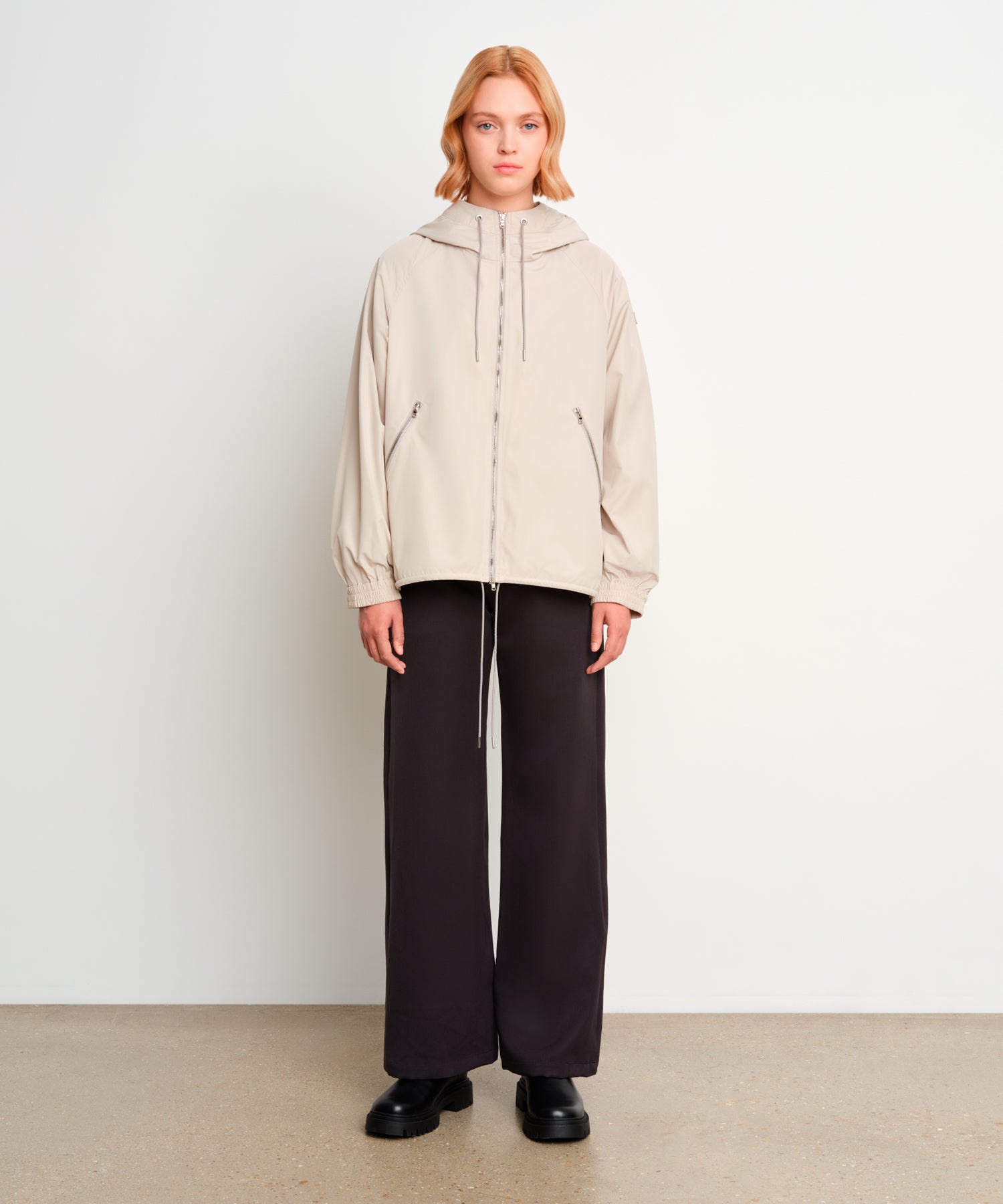 モデル身長175cm、着用サイズ2、着用カラーL.GRAY