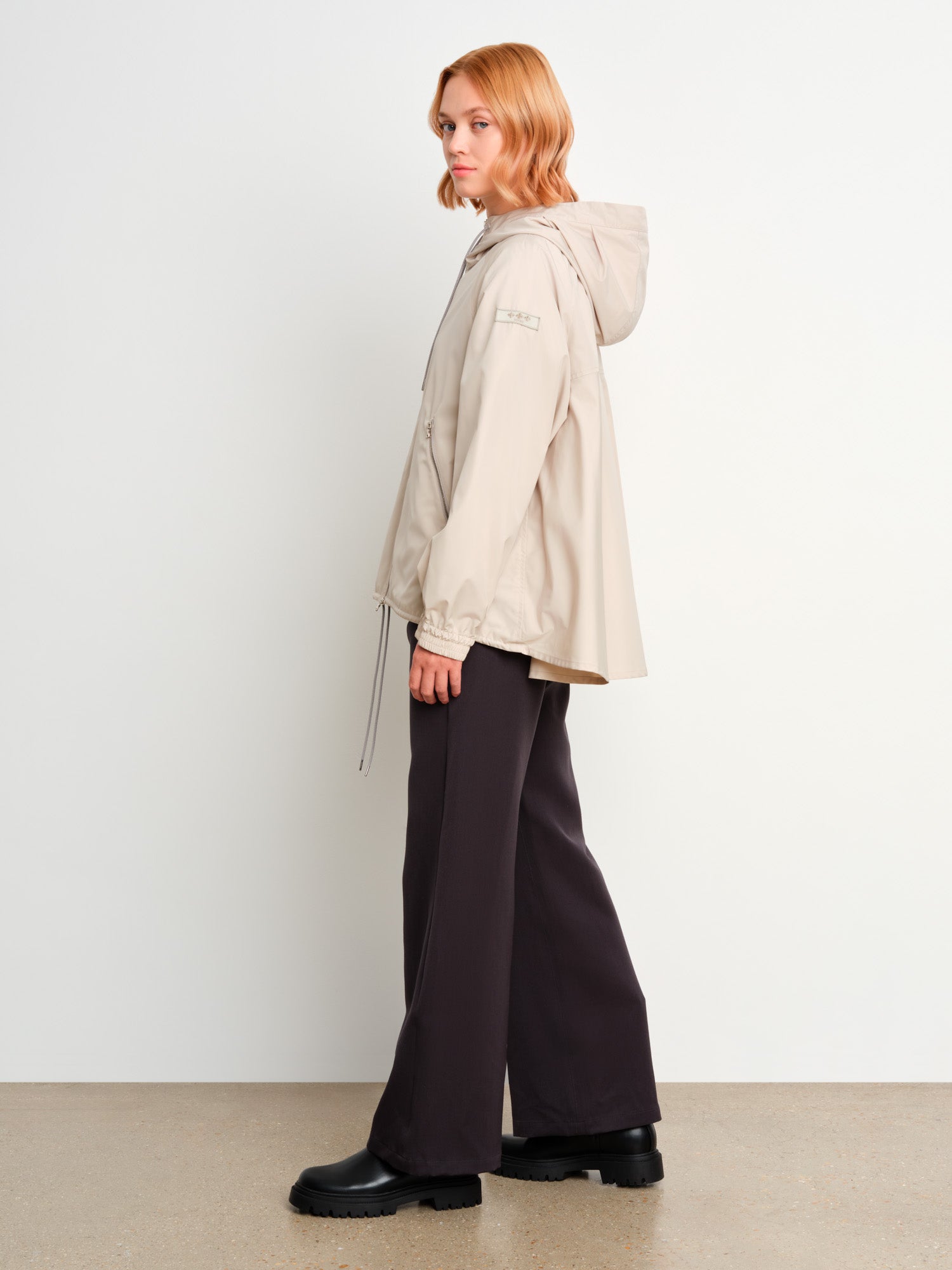 モデル身長175cm、着用サイズ2、着用カラーL.GRAY