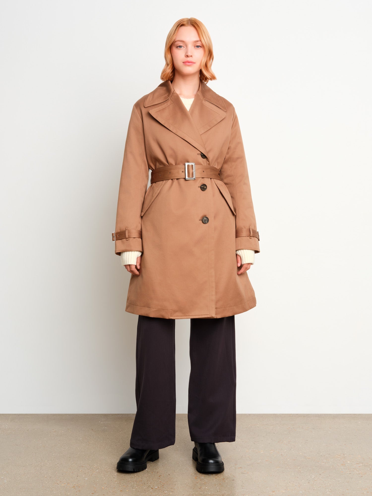 The model is 175 cm tall and is wearing a size 2 in Beige.
