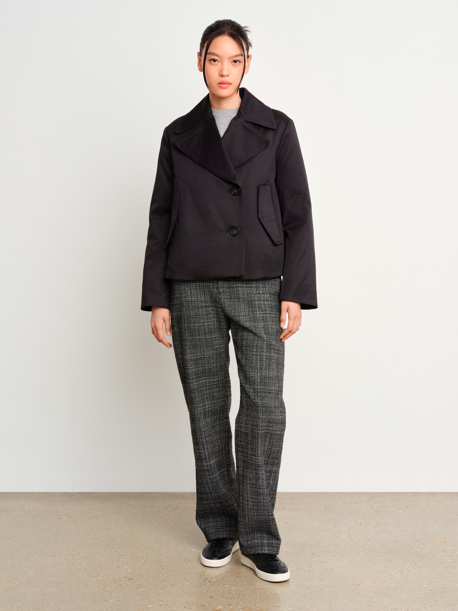 The model is 175 cm tall and is wearing a size 2 in BLACK.