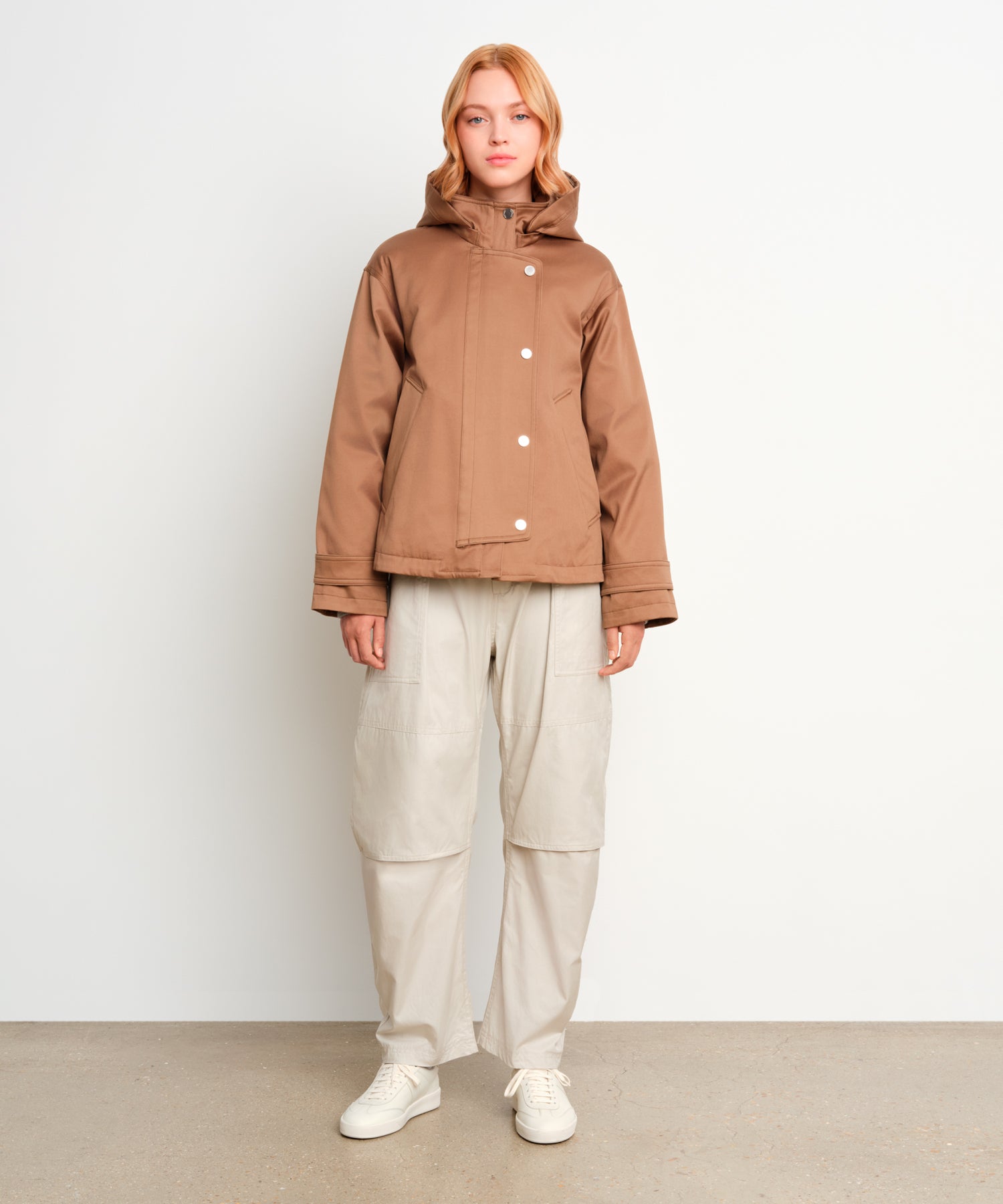 モデル身長175cm、着用サイズ2、着用カラーBEIGE