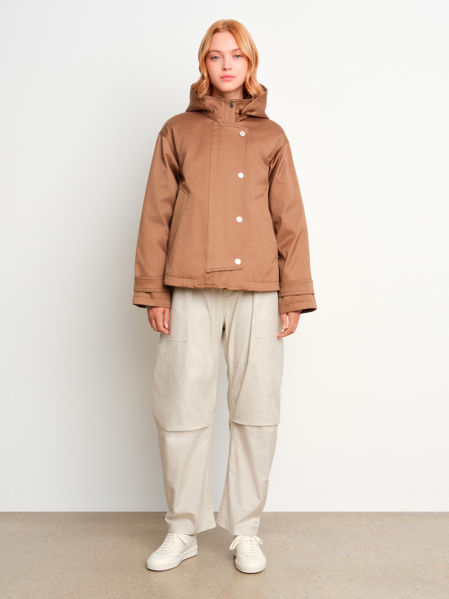モデル身長175cm、着用サイズ2、着用カラーBEIGE