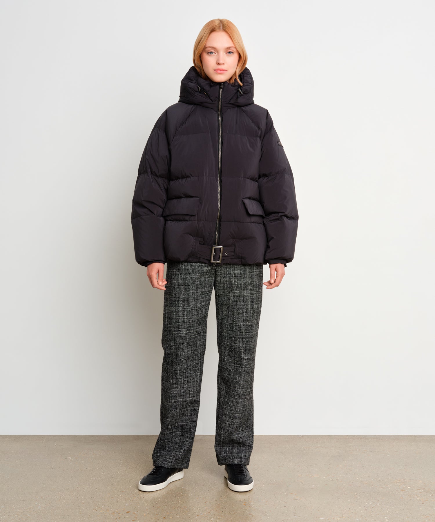 モデル身長175cm、着用サイズ2、着用カラーBLACK