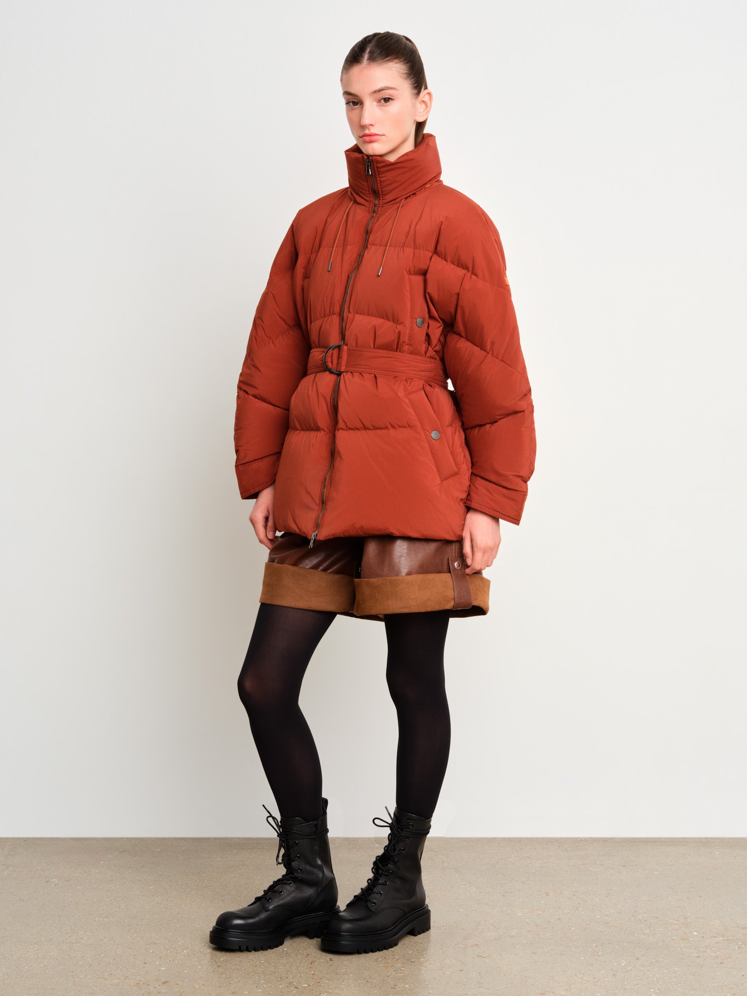 モデル身長175cm、着用サイズ2、着用カラーL.BROWN