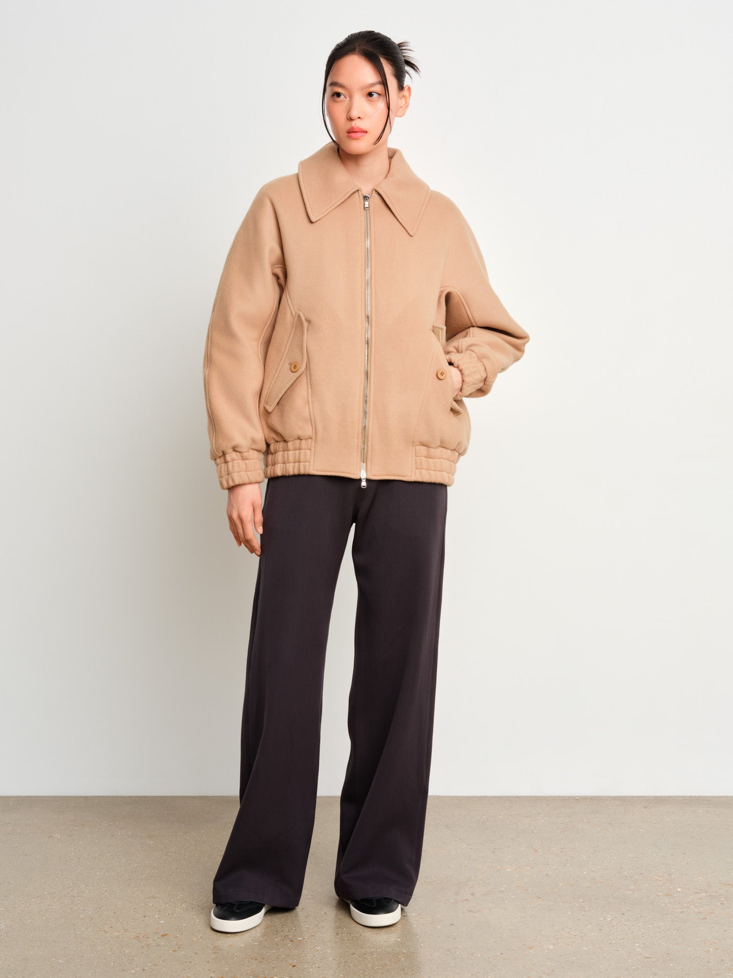 モデル身長175cm、着用サイズ2、着用カラーBEIGE