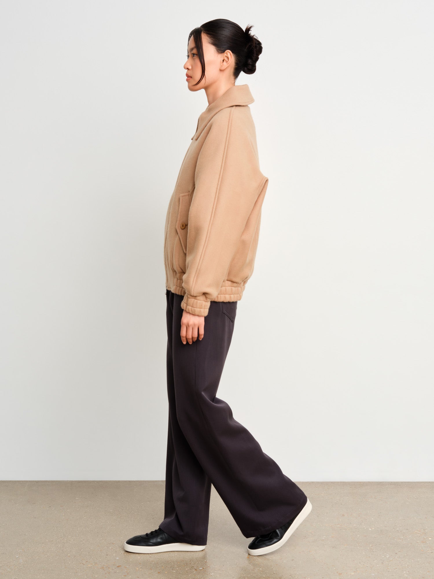 モデル身長175cm、着用サイズ2、着用カラーBEIGE