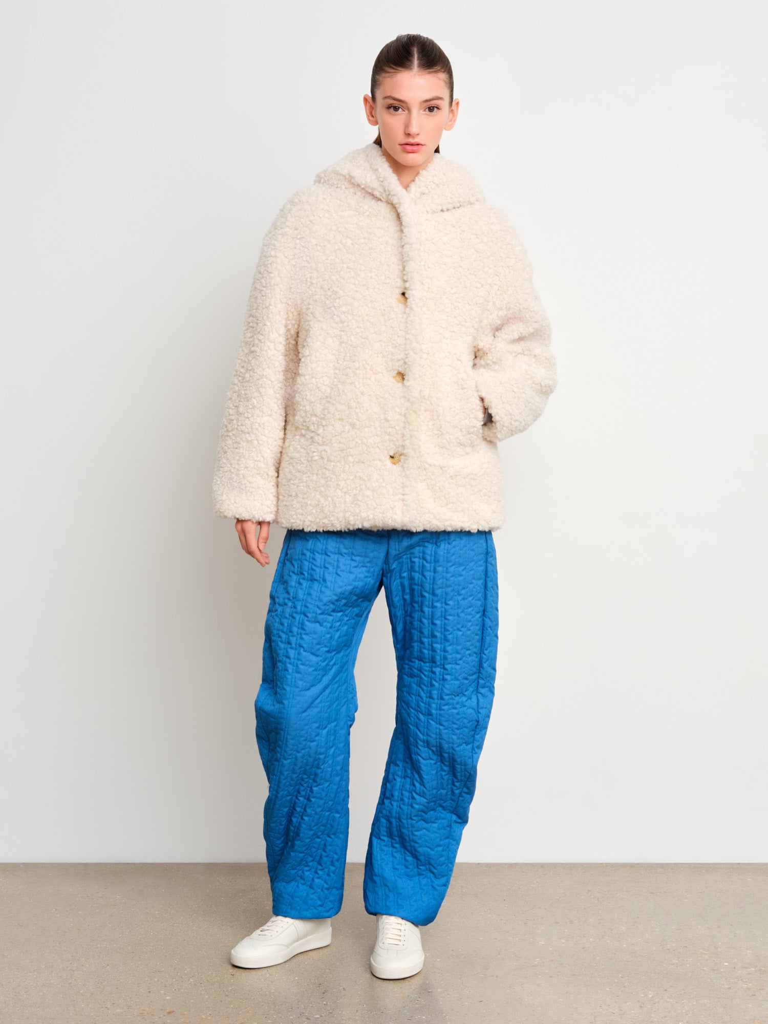 モデル身長175cm、着用サイズ2、着用カラーIVORY