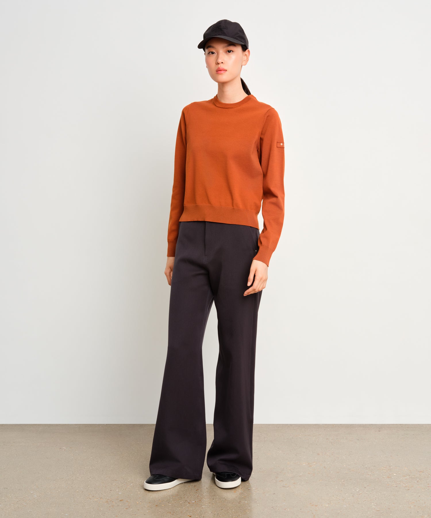 モデル身長175cm、着用サイズF、着用カラーBLACK