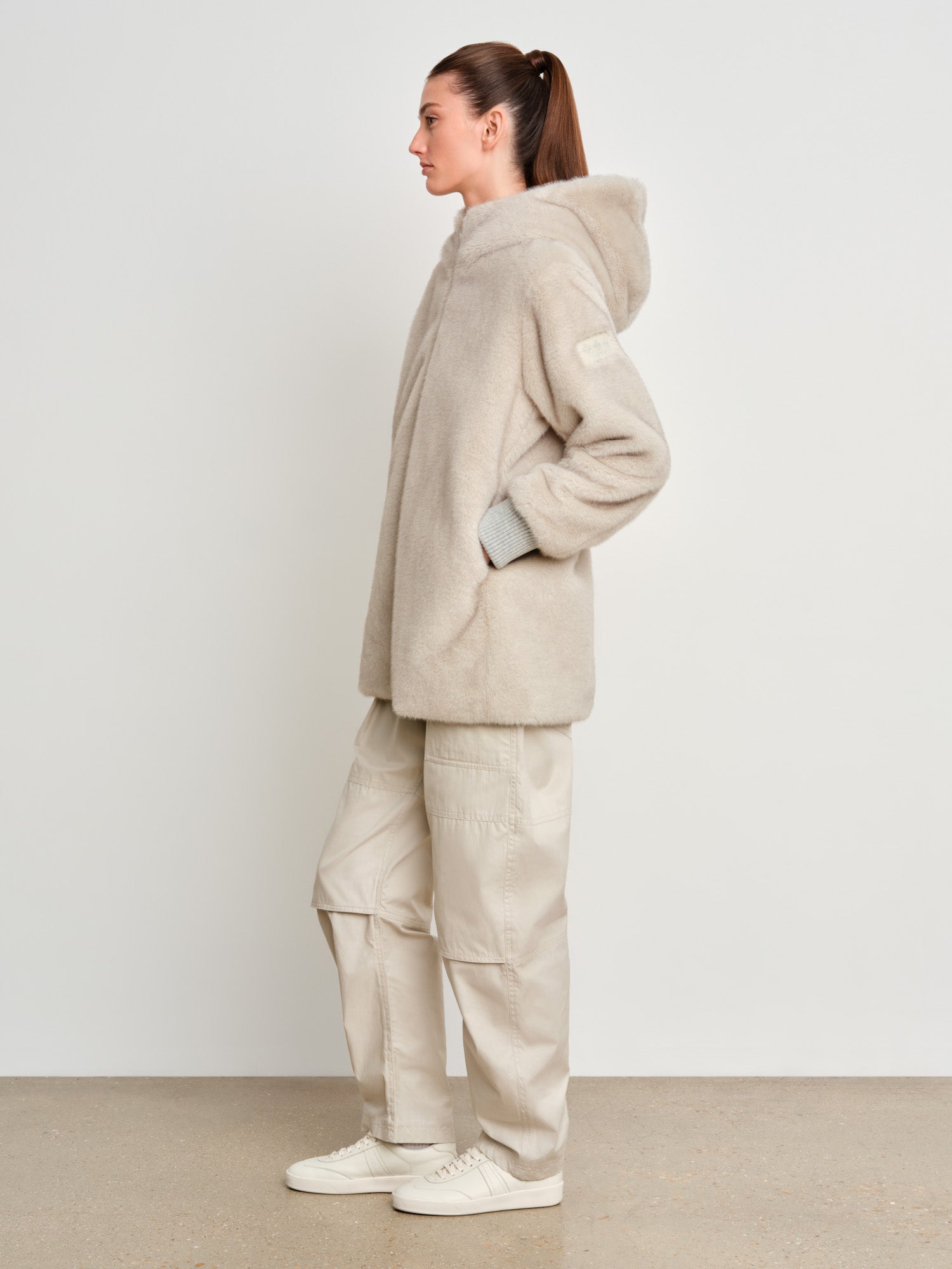 モデル身長175cm、着用サイズ2、着用カラーL.GRAY