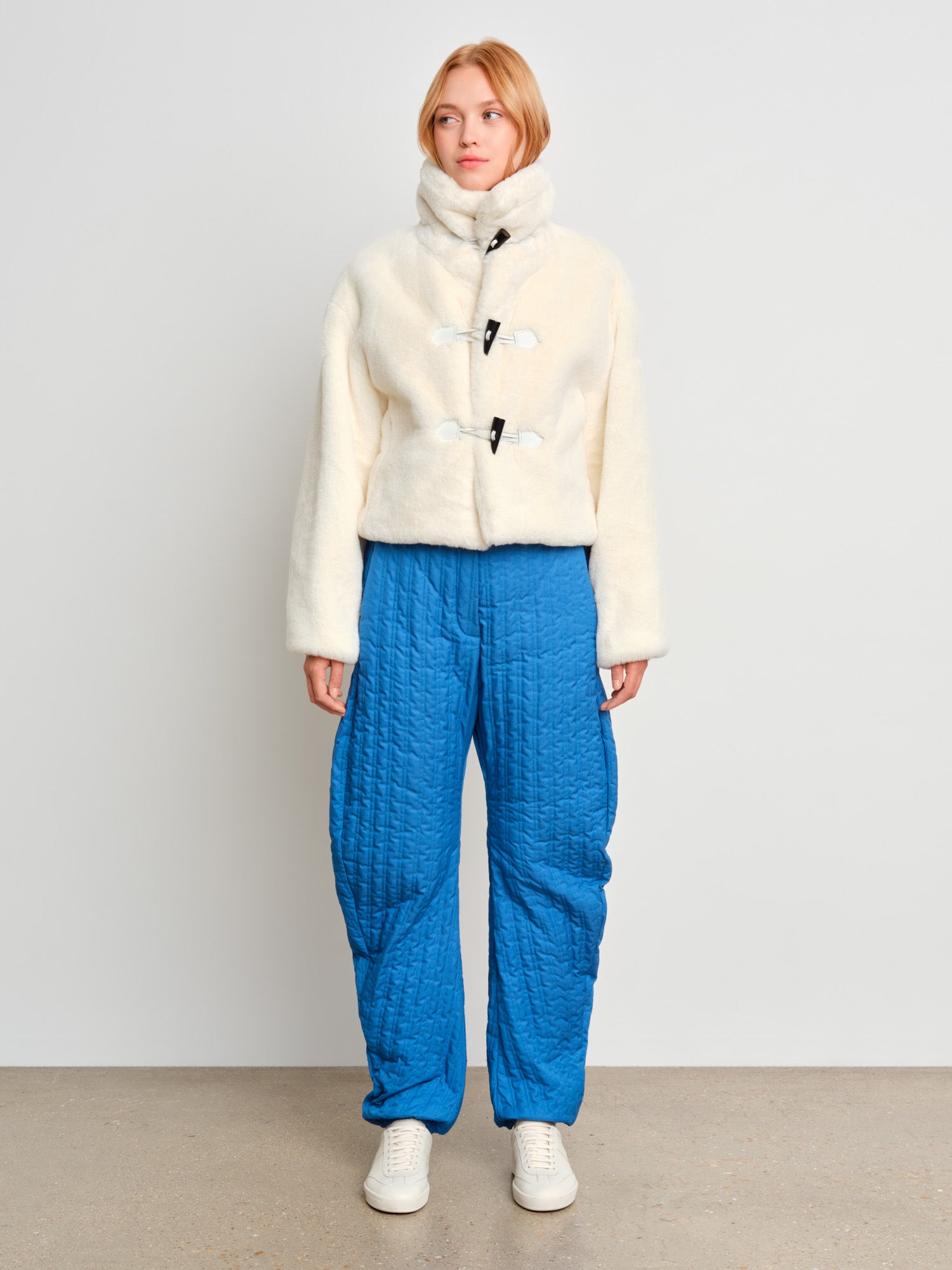 モデル身長175cm、着用サイズ2、着用カラーWHITE