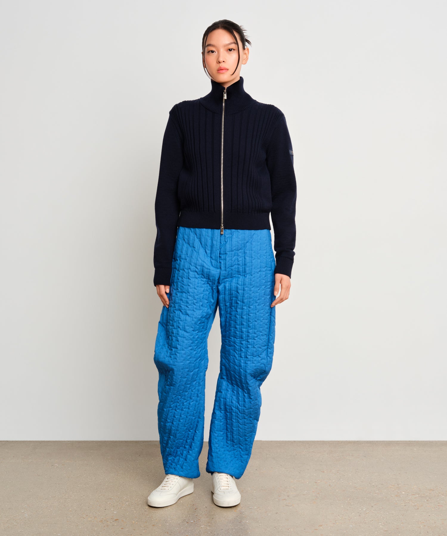 モデル身長175cm、着用サイズ2、着用カラーD.NAVY