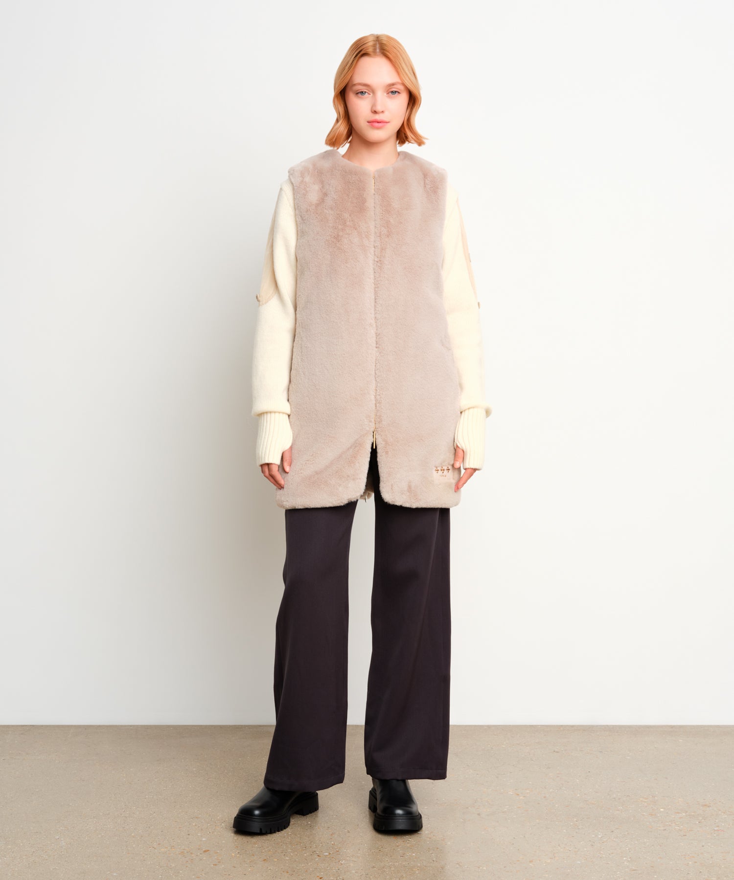 モデル身長175cm、着用サイズ2、着用カラーL.GRAY