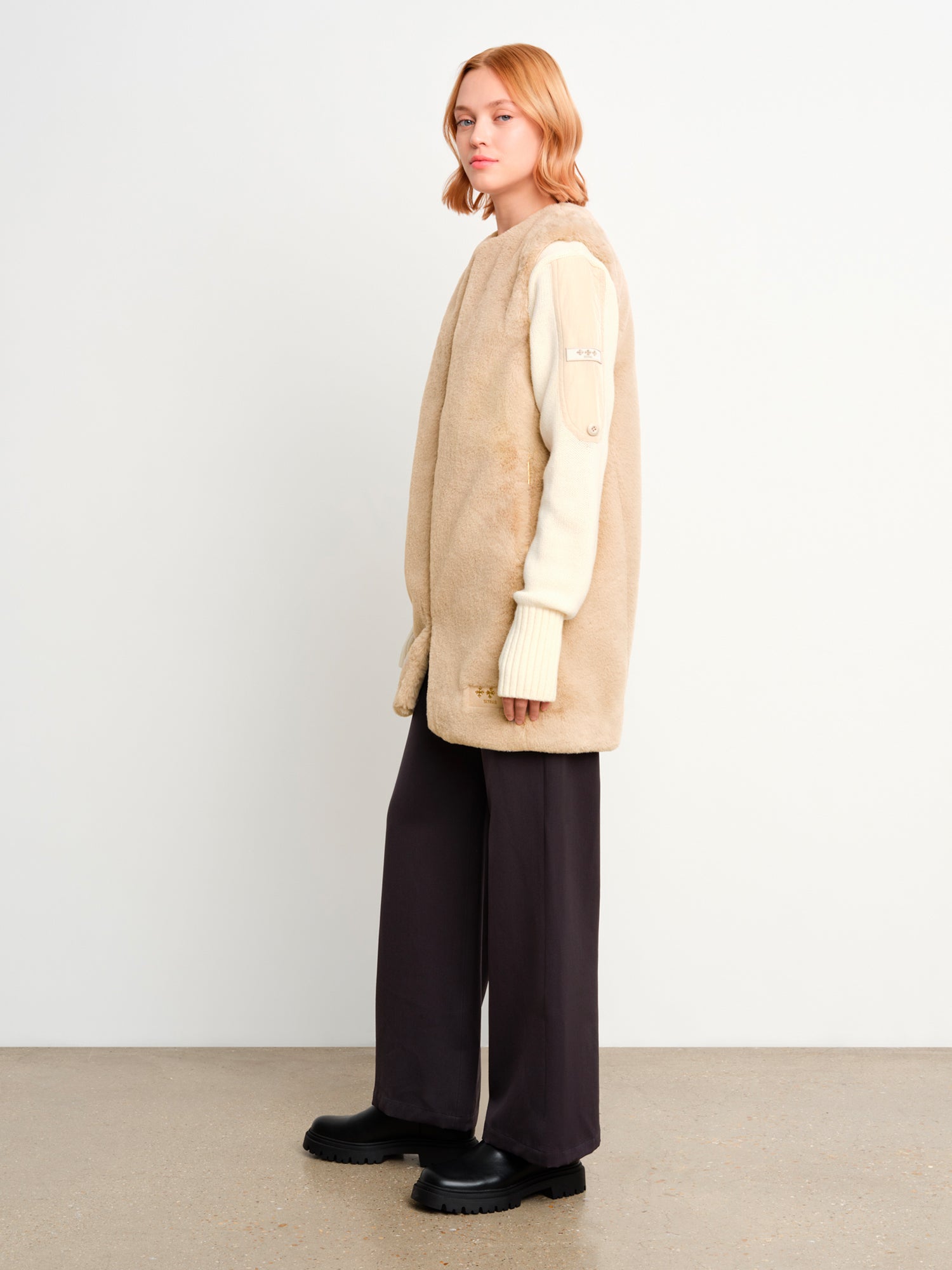 モデル身長175cm、着用サイズ2、着用カラーBEIGE