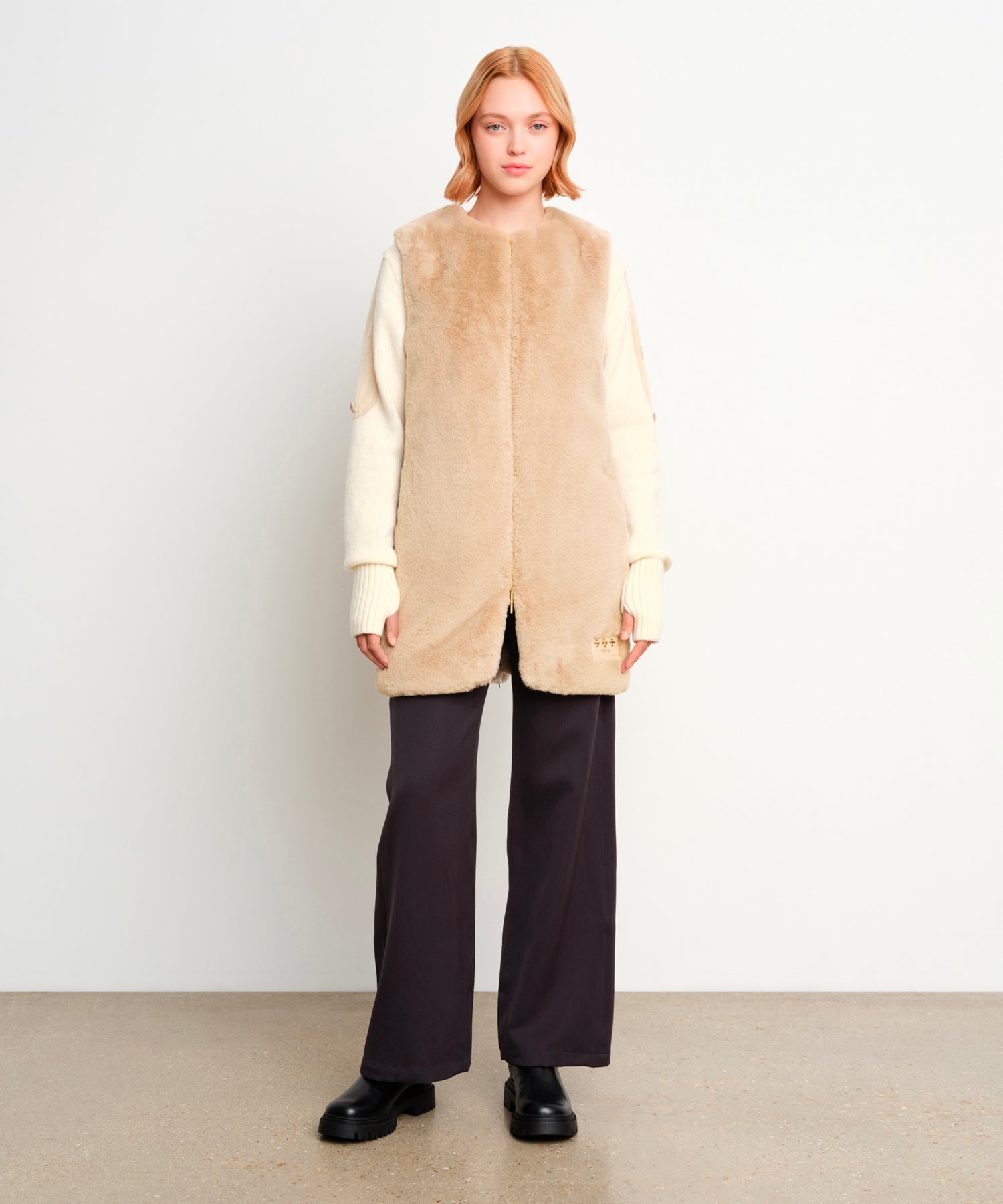 モデル身長175cm、着用サイズ2、着用カラーBEIGE