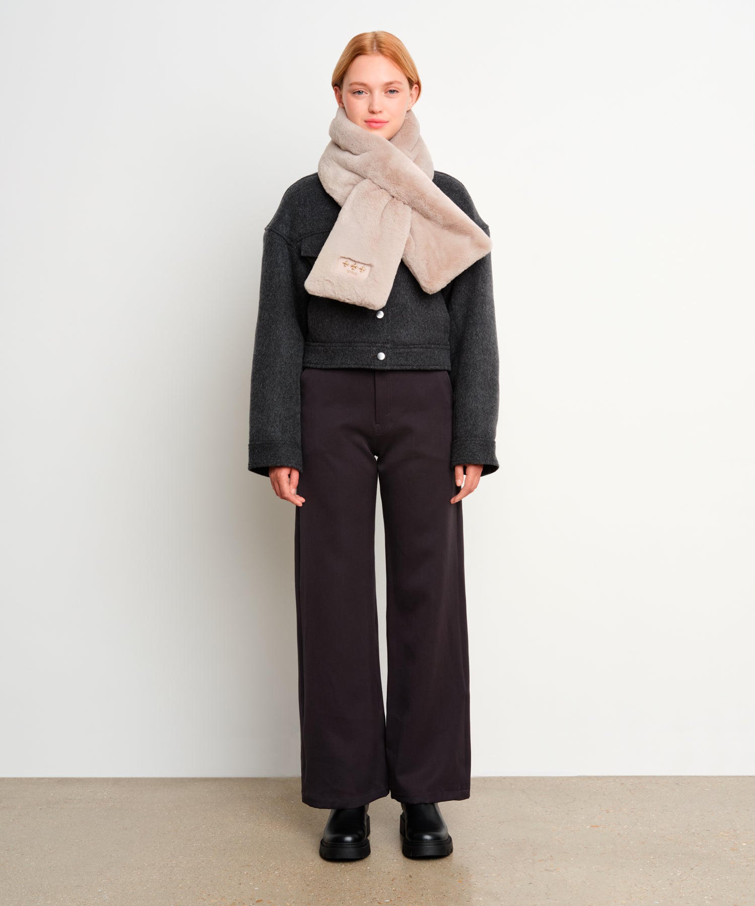 モデル身長175cm、着用サイズF、着用カラーL.GRAY