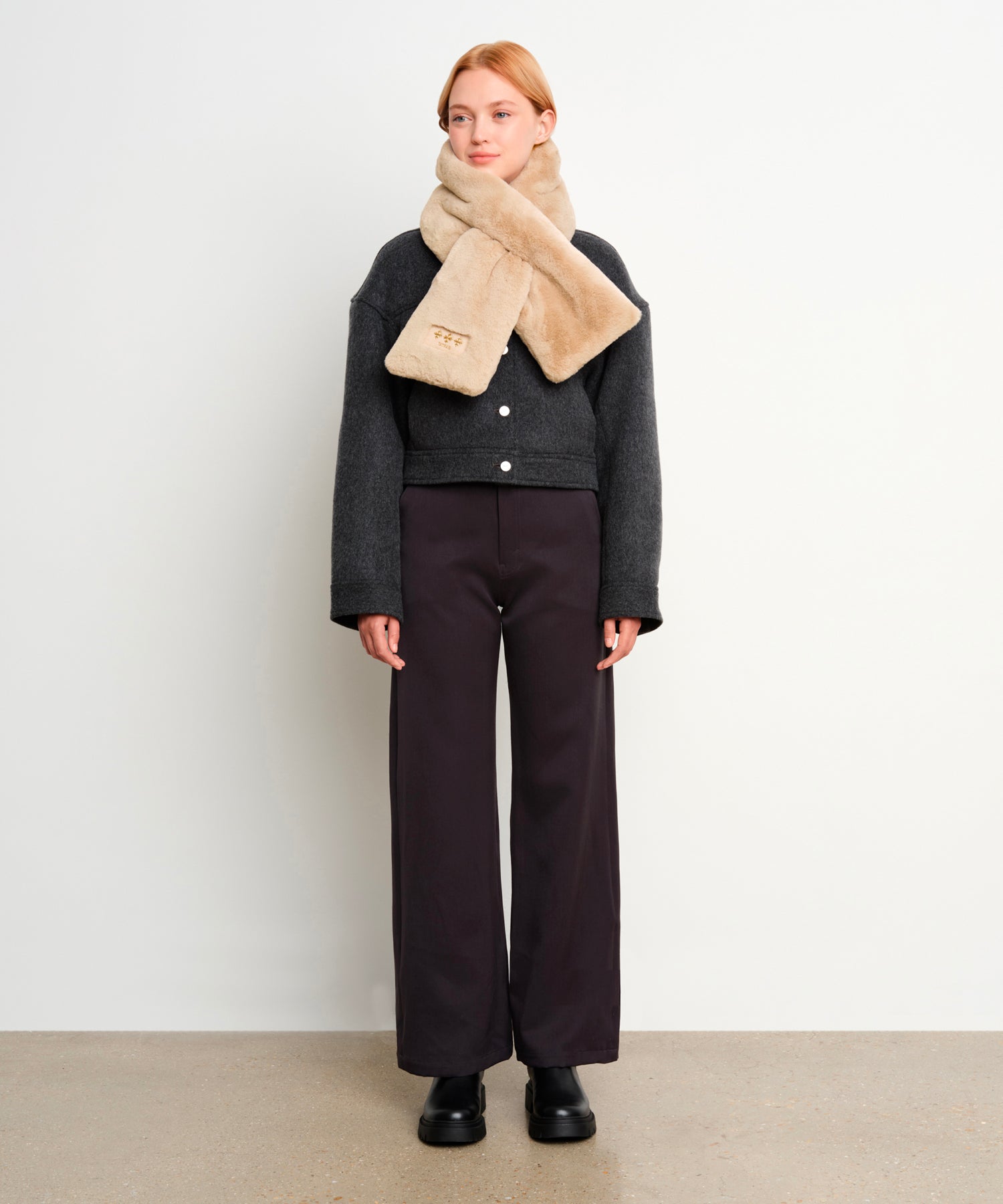 モデル身長175cm、着用サイズF、着用カラーBEIGE