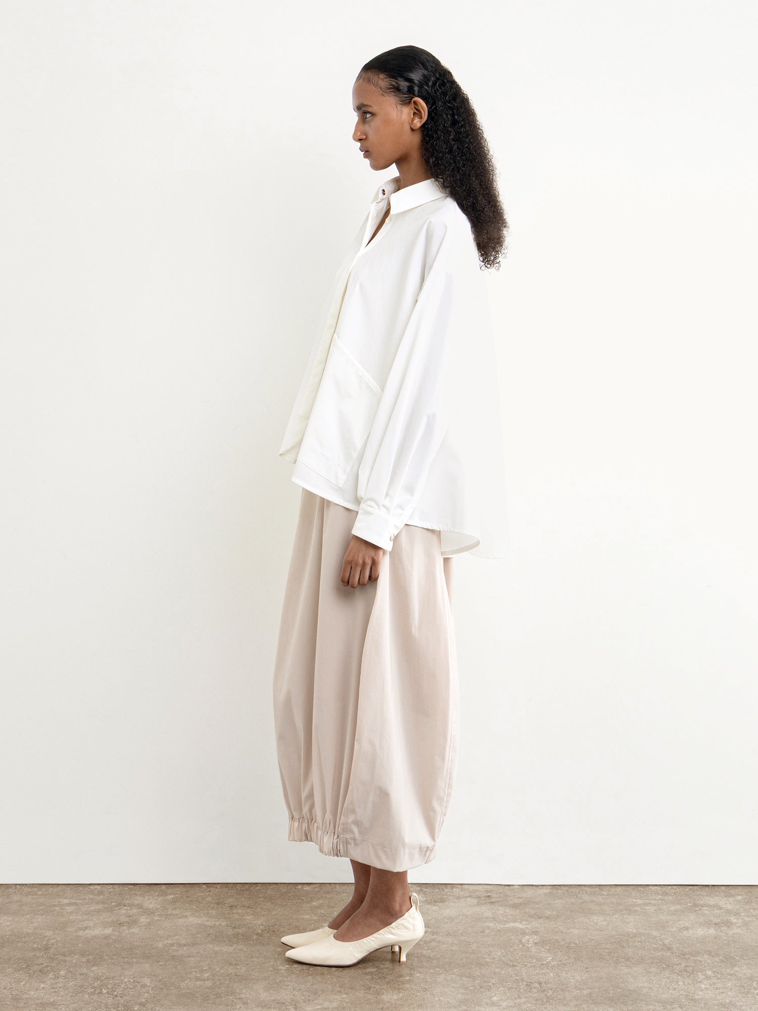 モデル身長177cm、着用サイズ2、着用カラーWHITE