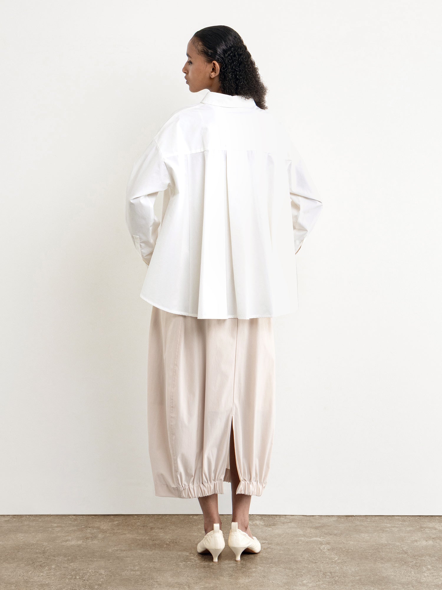 モデル身長177cm、着用サイズ2、着用カラーWHITE