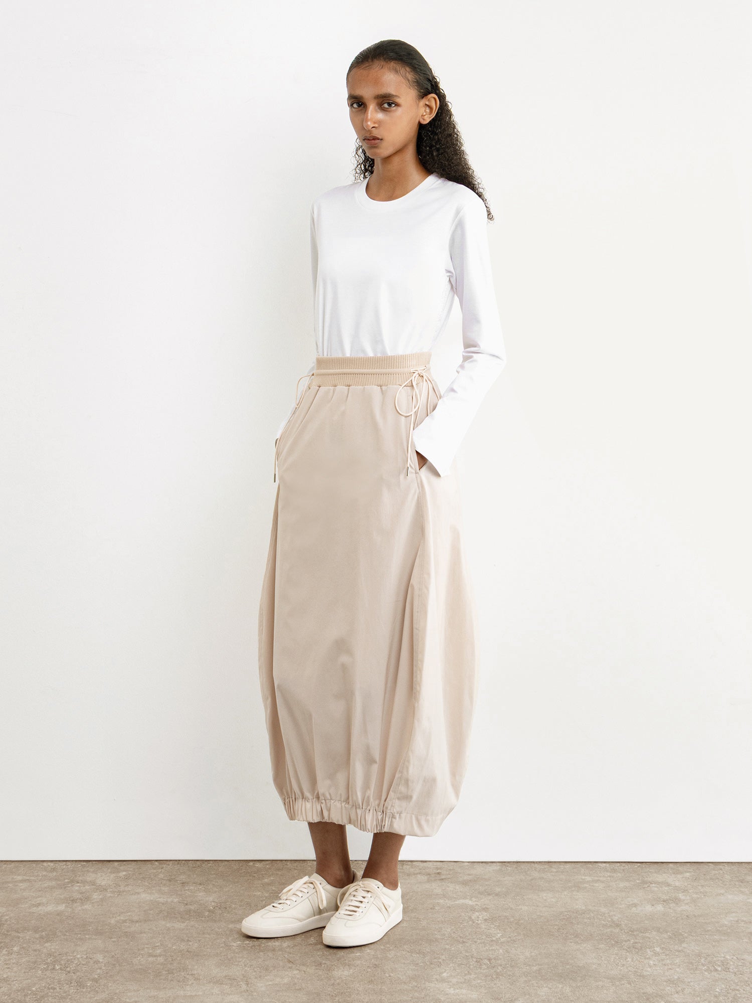 モデル身長177cm、着用サイズ2、着用カラーL.BEIGE
