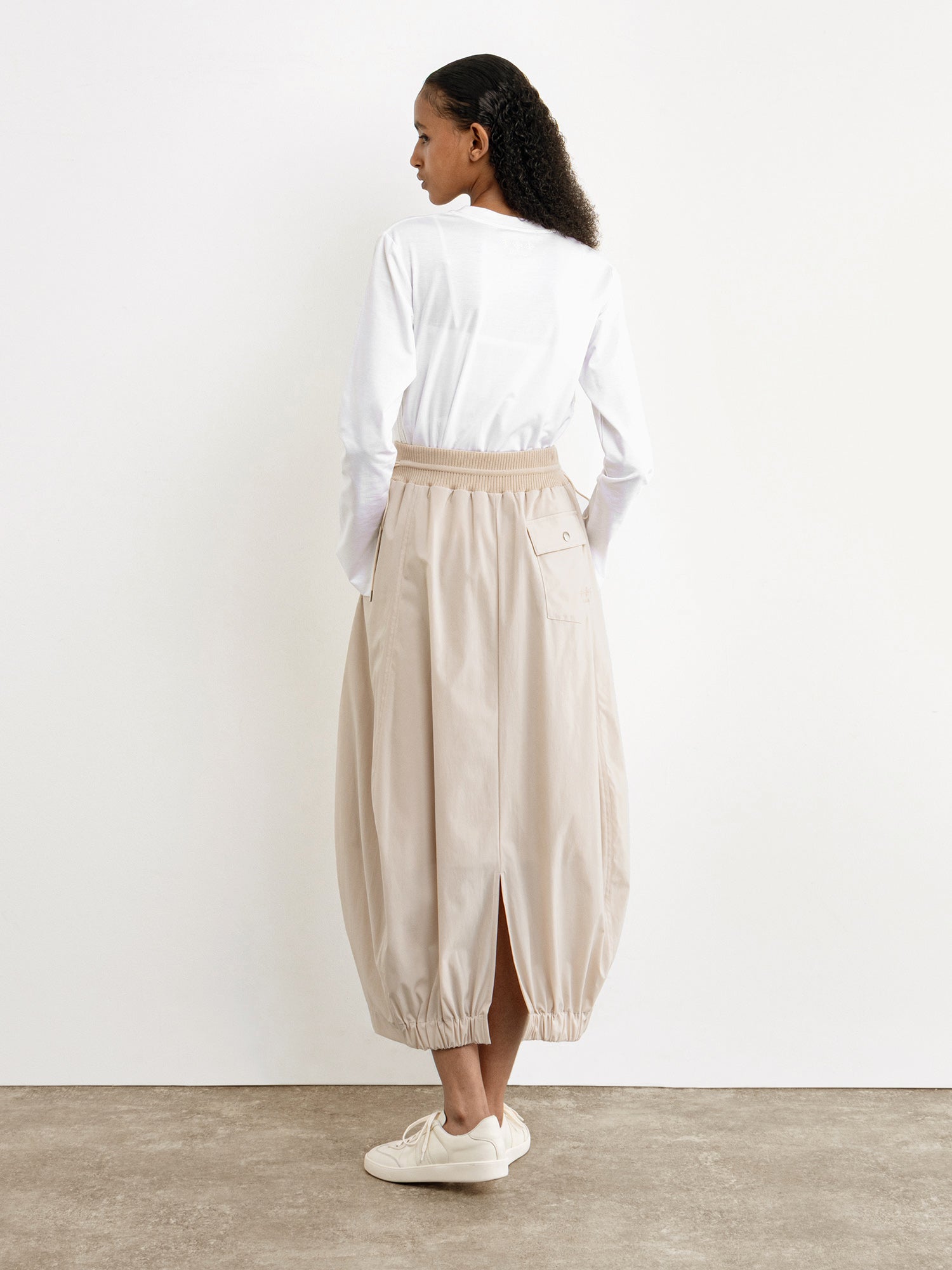 モデル身長177cm、着用サイズ2、着用カラーL.BEIGE
