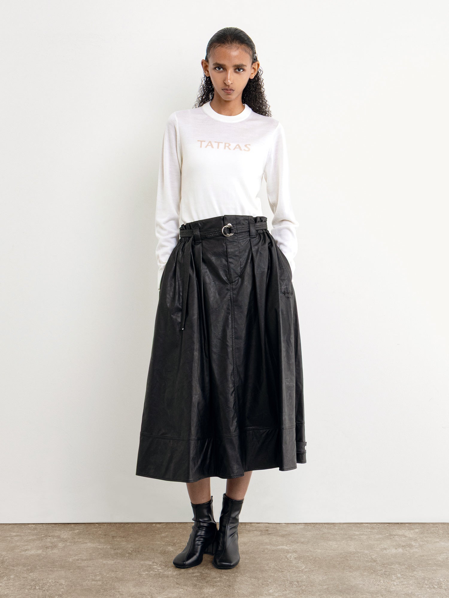 モデル身長177cm、着用サイズ2、着用カラーBLACK