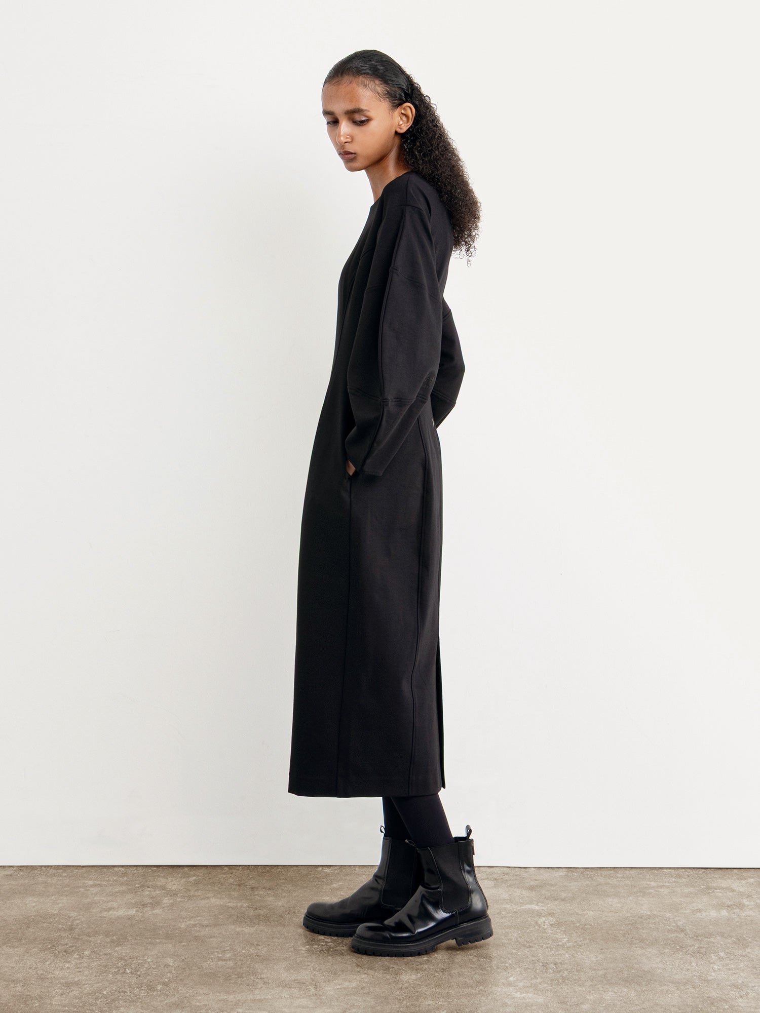 モデル身長177cm、着用サイズ2、着用カラーBLACK