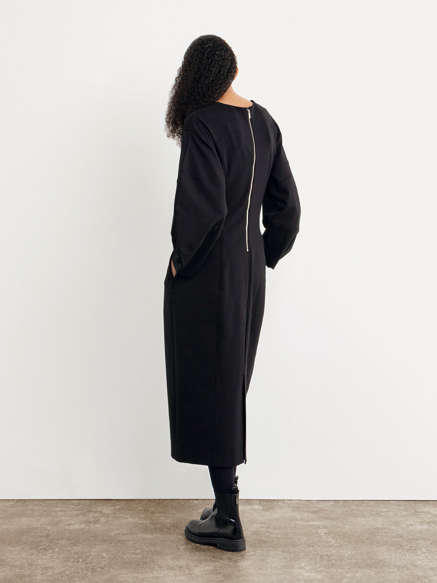 モデル身長177cm、着用サイズ2、着用カラーBLACK