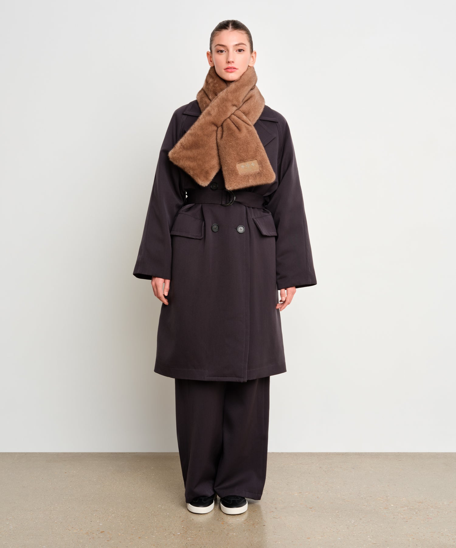 モデル身長175cm、着用サイズF、着用カラーMOCHA