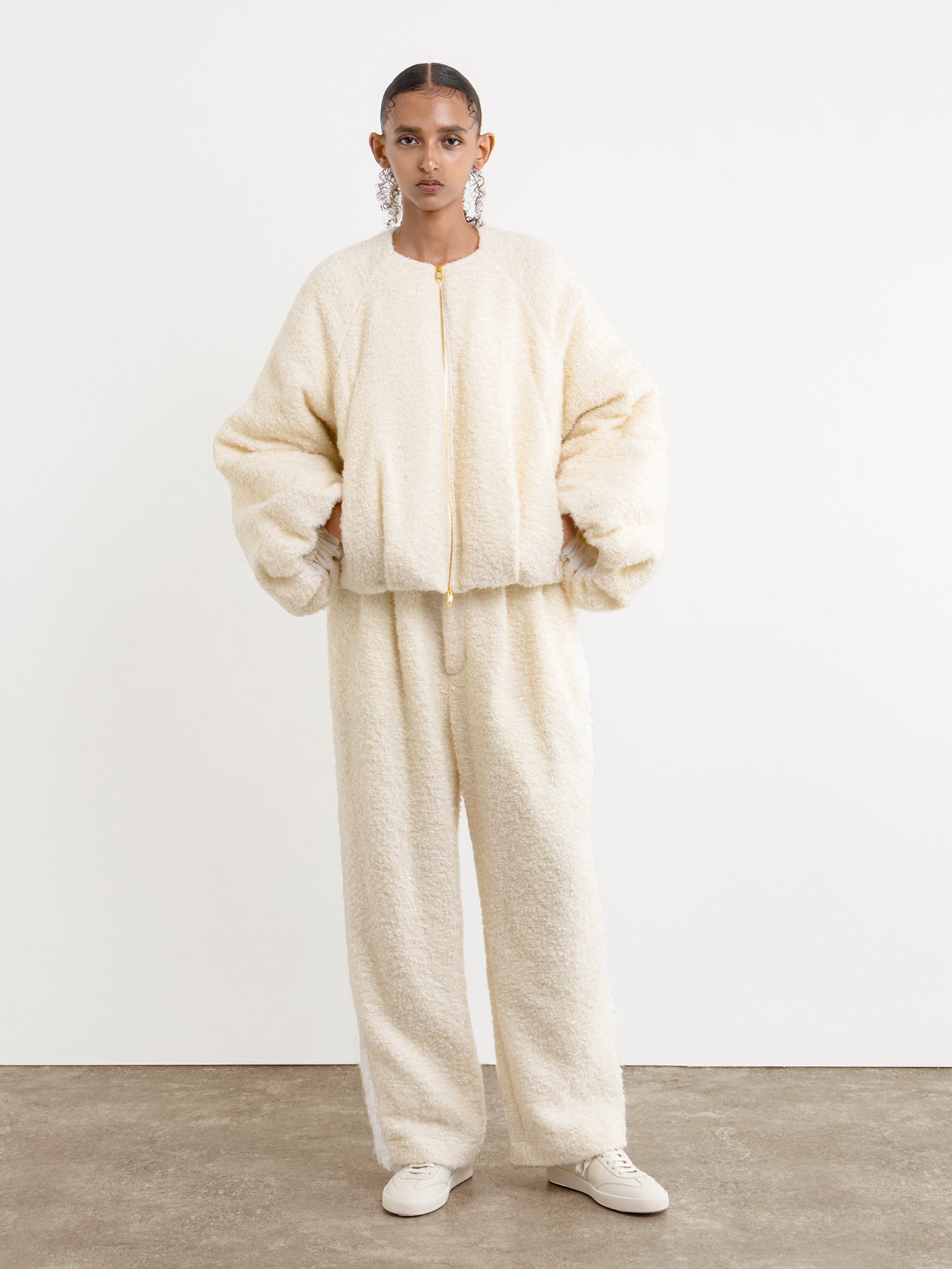 モデル身長177cm、着用サイズ2、着用カラーIVORY