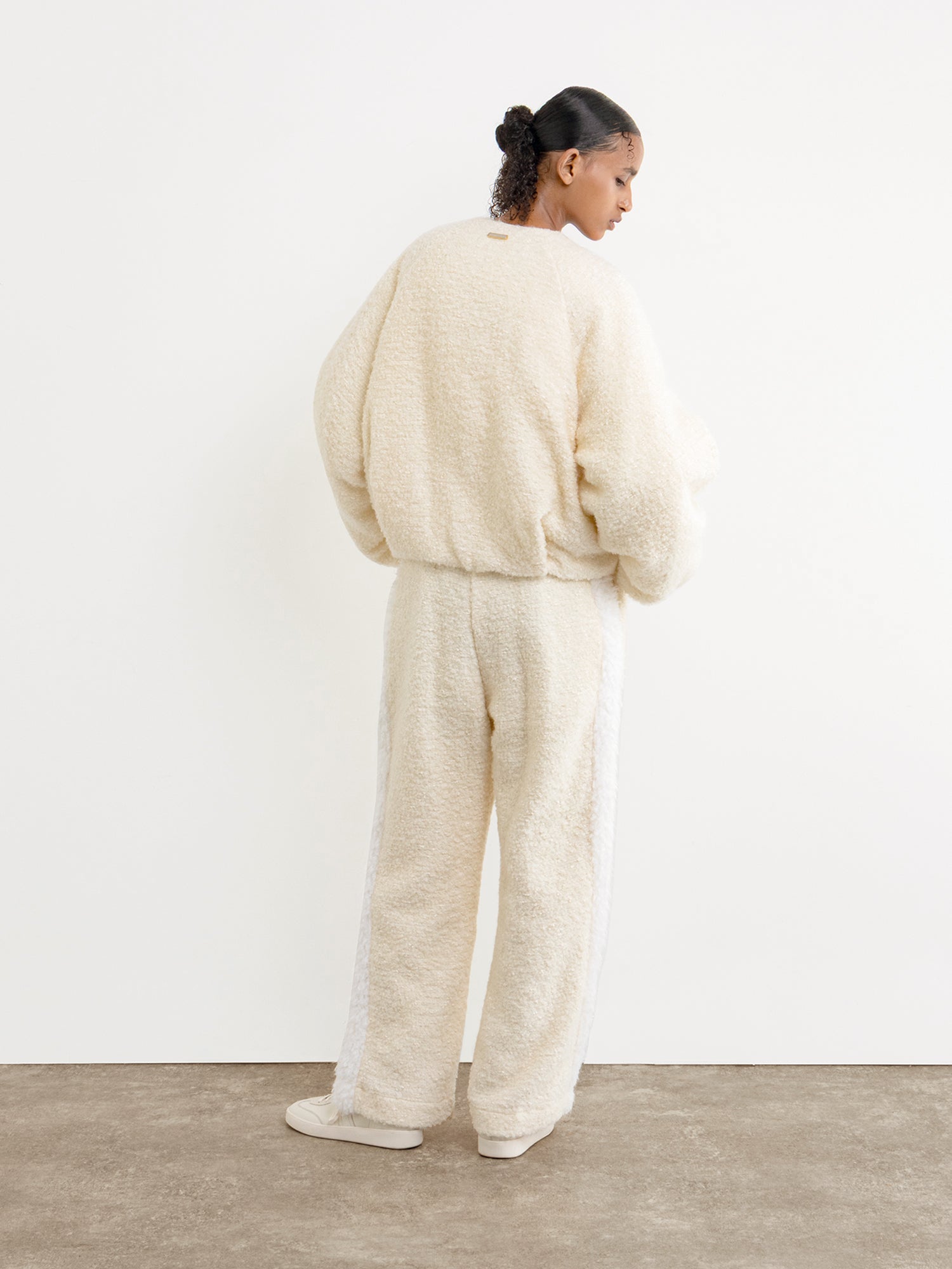 モデル身長177cm、着用サイズ2、着用カラーIVORY