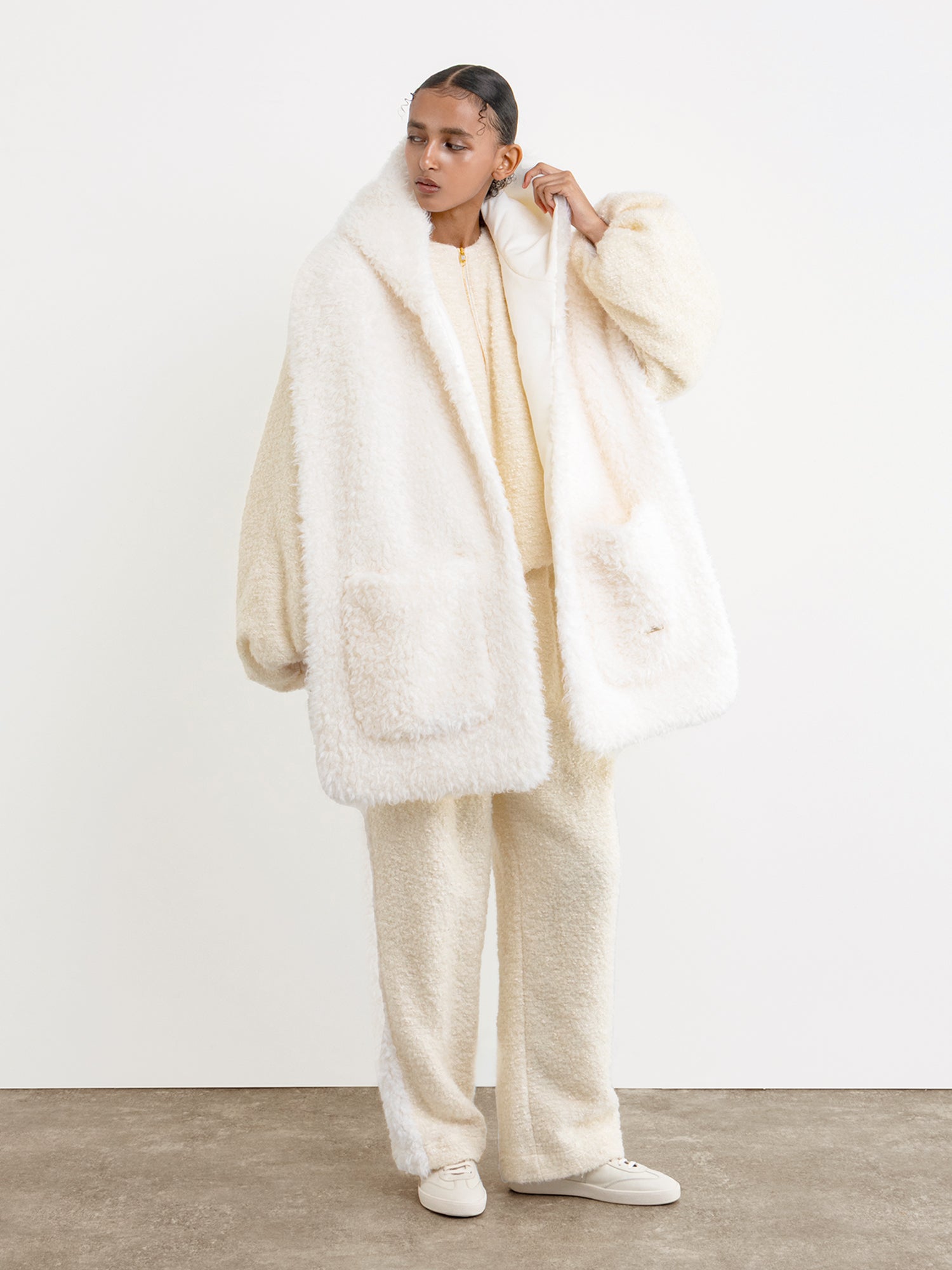 モデル身長177cm、着用サイズF、着用カラーWHITE