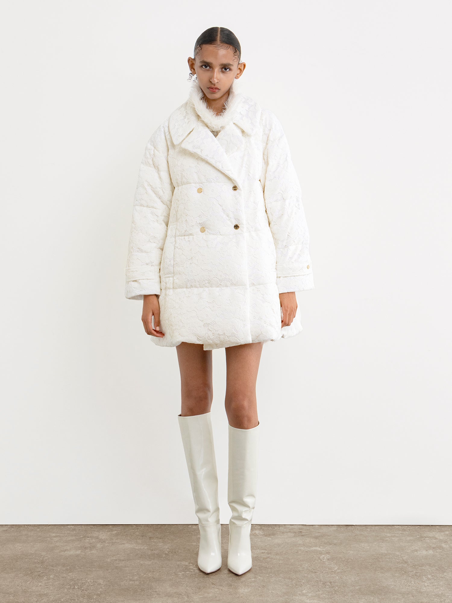 モデル身長177cm、着用サイズ2、着用カラーWHITE