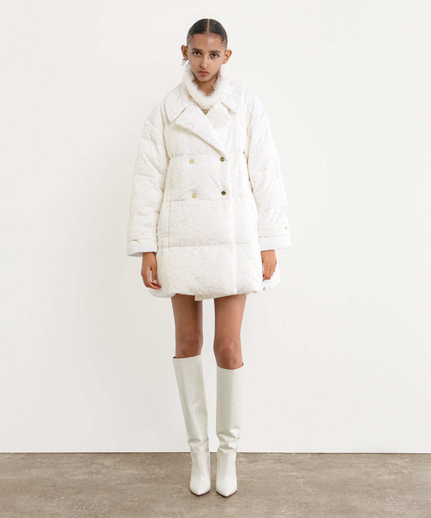 モデル身長177cm、着用サイズ2、着用カラーWHITE