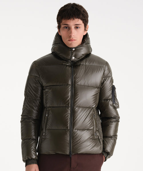 モデル身長185cm、着用サイズ3、着用カラーKHAKI