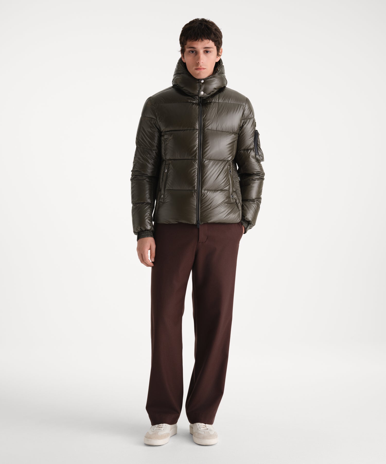 モデル身長185cm、着用サイズ3、着用カラーKHAKI