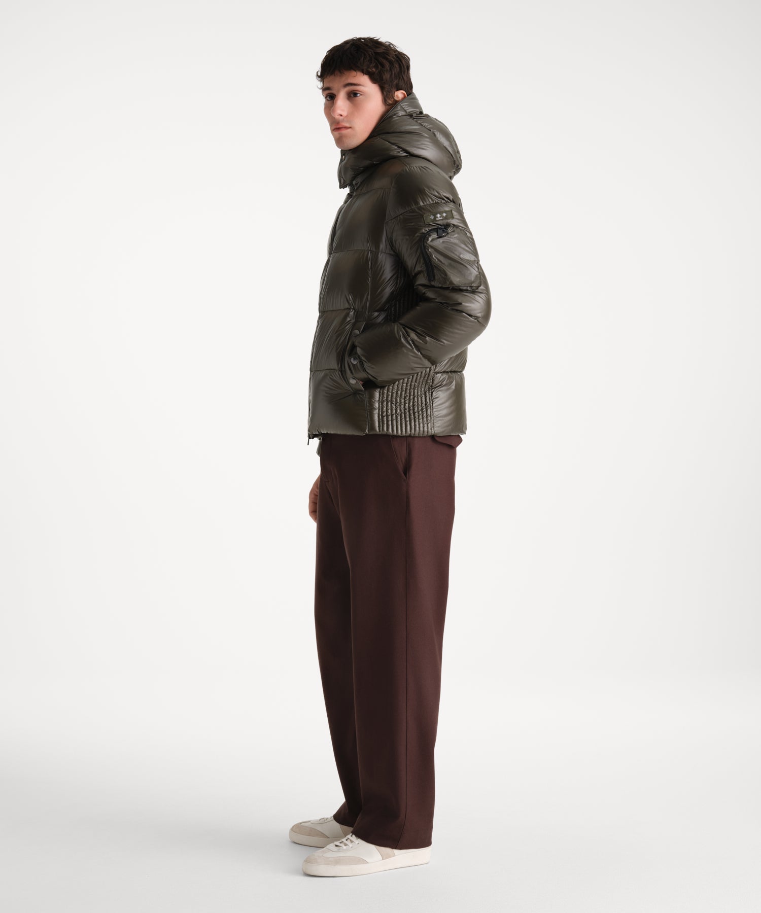 モデル身長185cm、着用サイズ3、着用カラーKHAKI