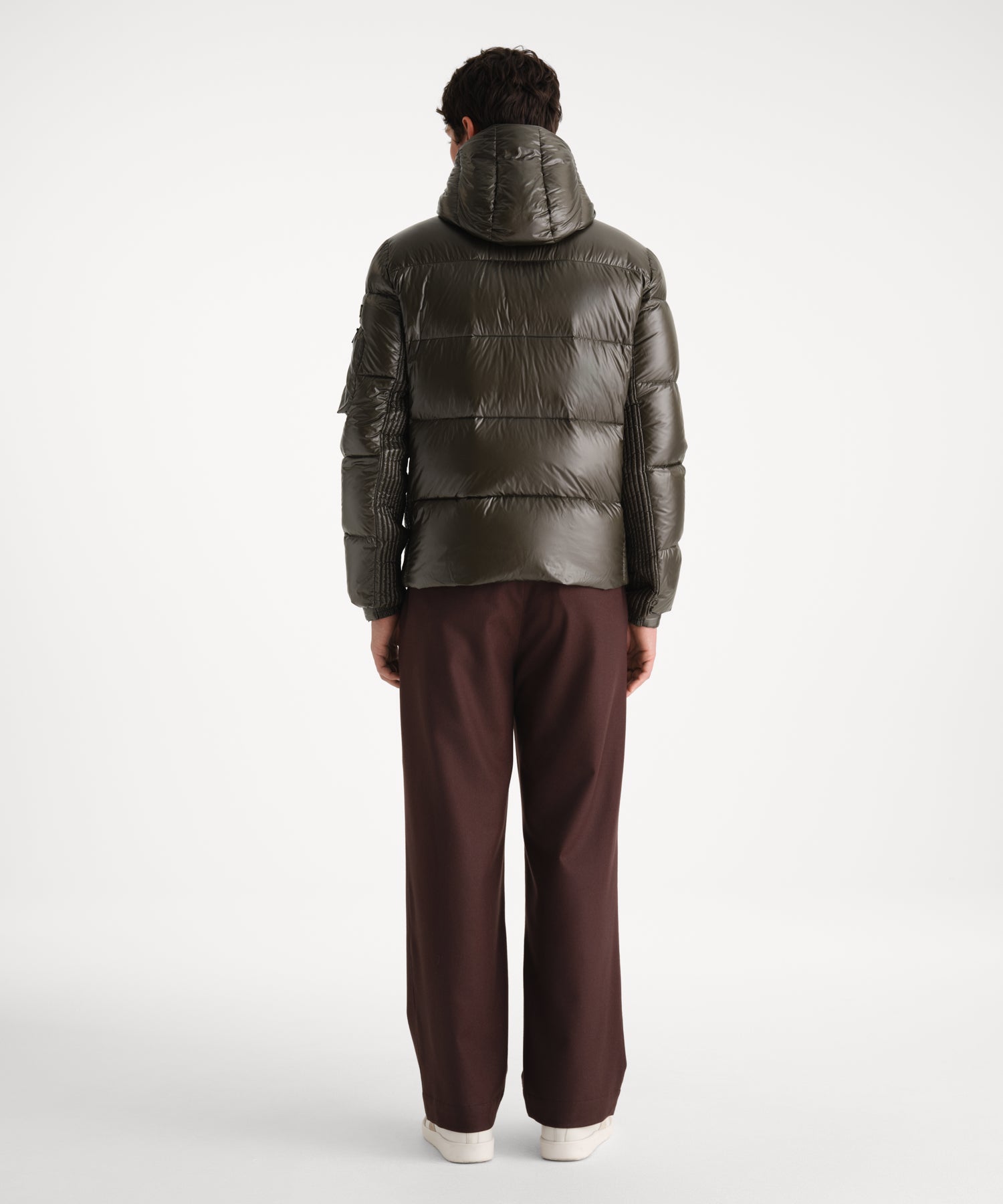 モデル身長185cm、着用サイズ3、着用カラーKHAKI