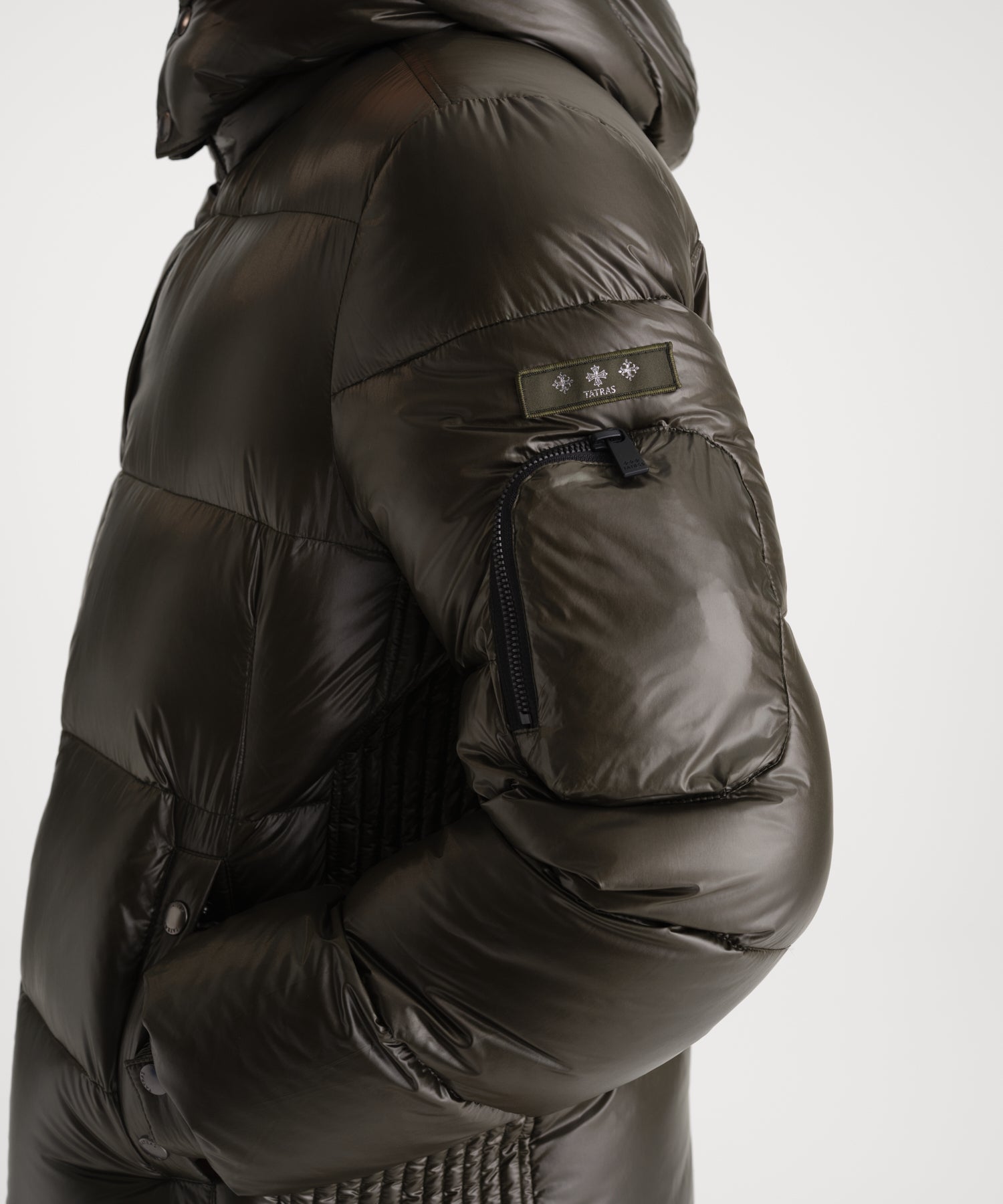 モデル身長185cm、着用サイズ3、着用カラーKHAKI