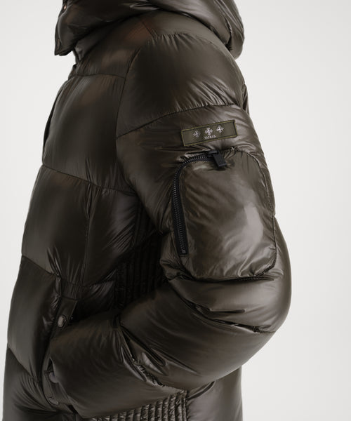 モデル身長185cm、着用サイズ3、着用カラーKHAKI