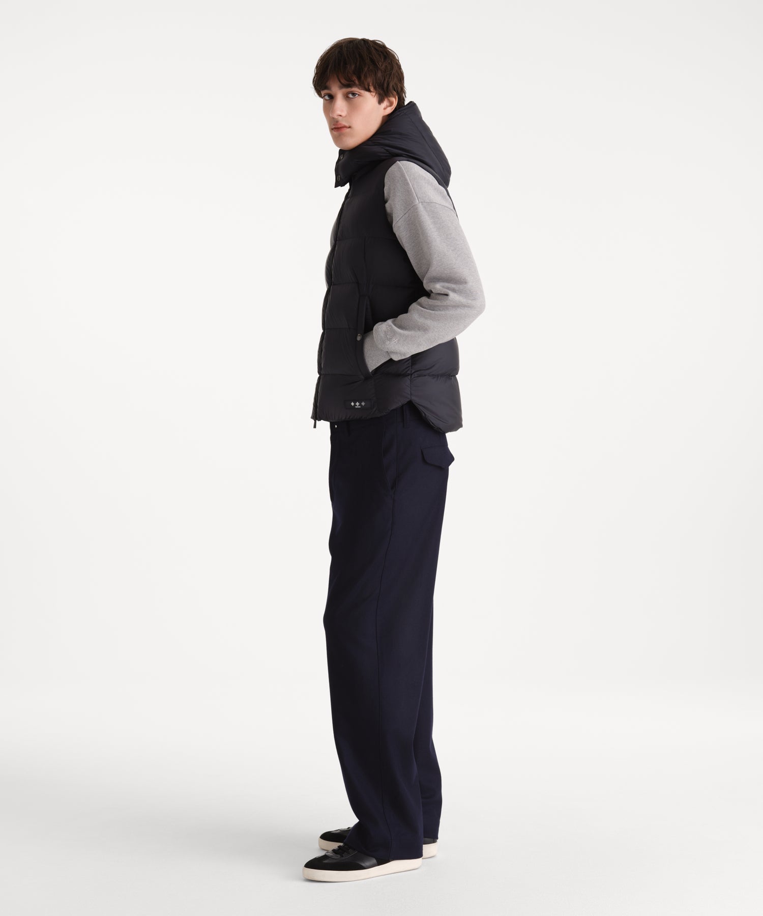 モデル身長190cm、着用サイズ3、着用カラーNAVY