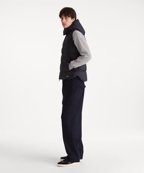 モデル身長190cm、着用サイズ3、着用カラーNAVY