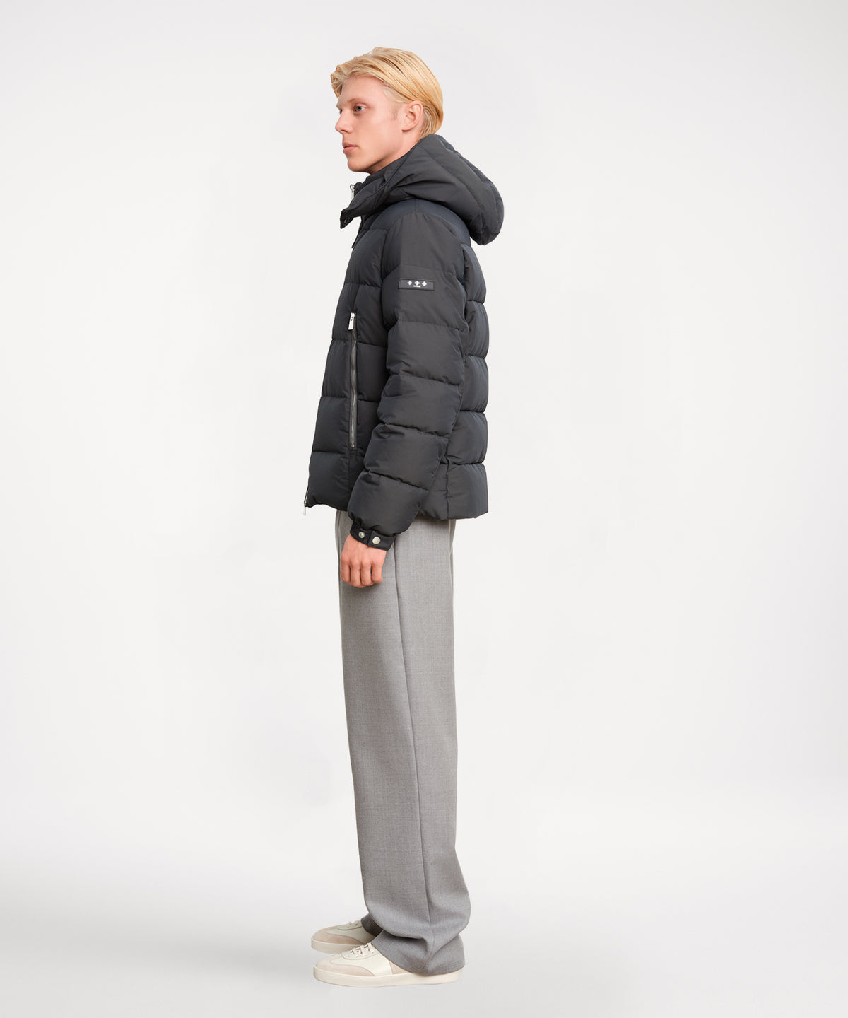 モデル身長187cm、着用サイズ3、着用カラーC.GRAY