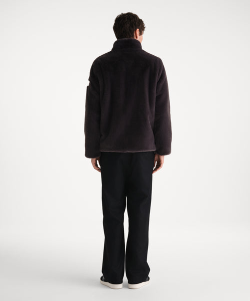 モデル身長185cm、着用サイズ3、着用カラーC.GRAY