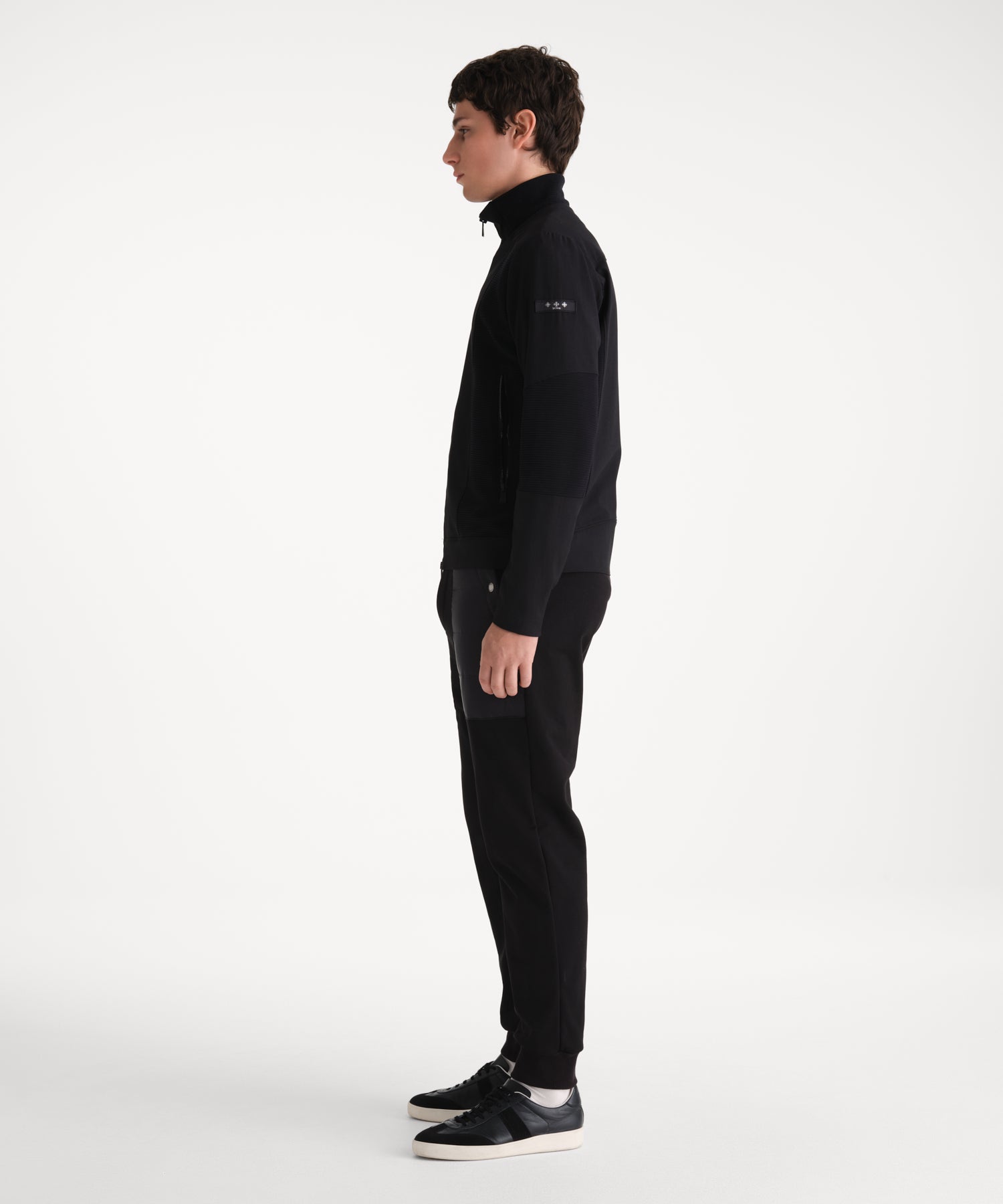 モデル身長185cm、着用サイズ3、着用カラーBLACK