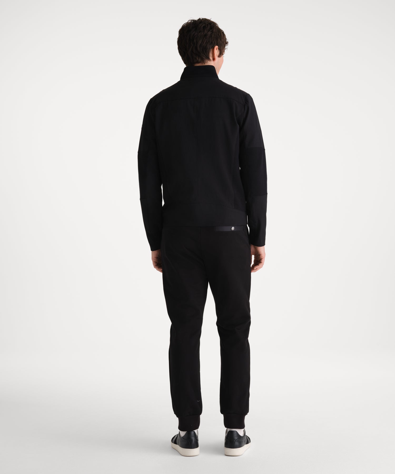 モデル身長185cm、着用サイズ3、着用カラーBLACK