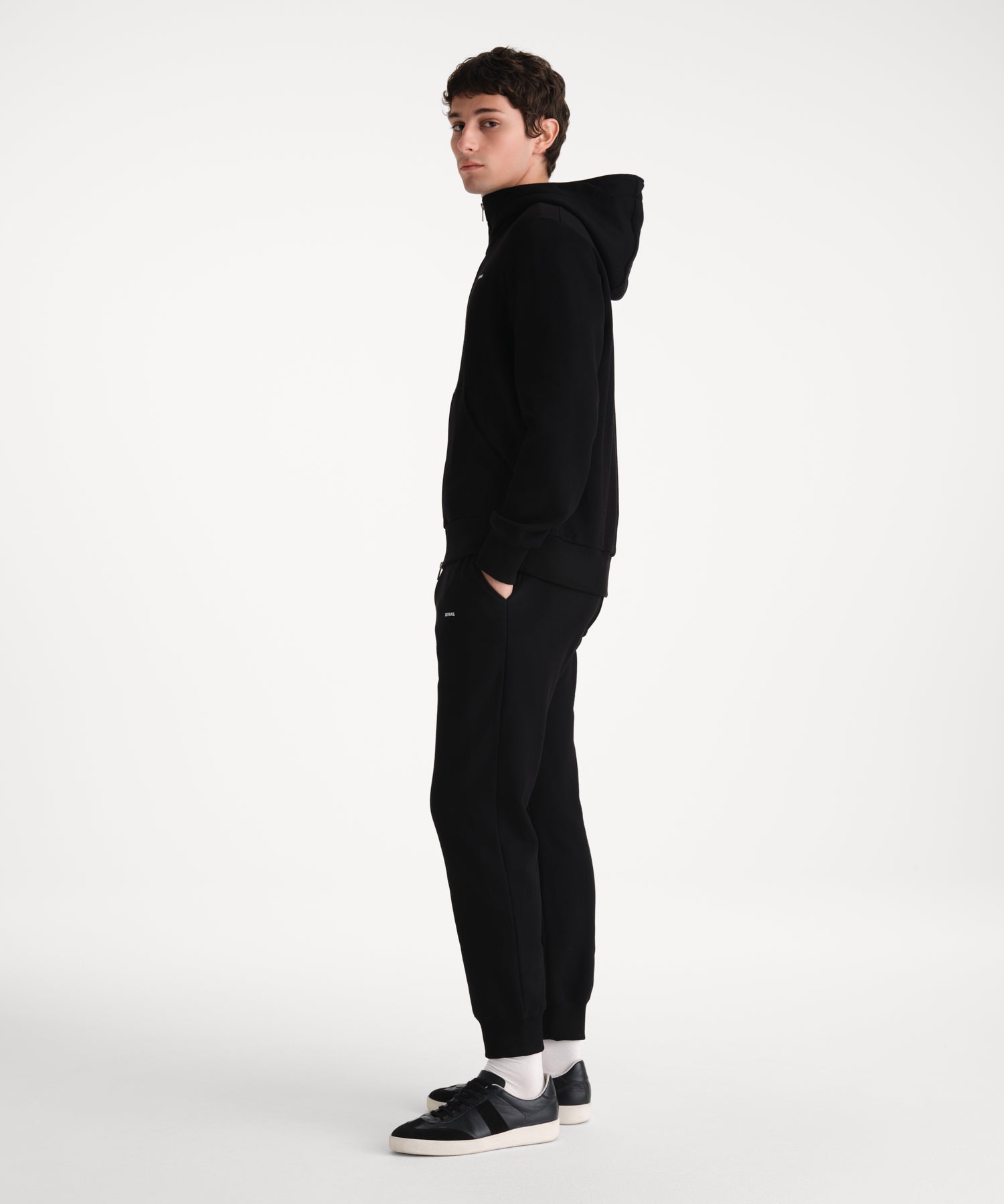 モデル身長185cm、着用サイズ3、着用カラーBLACK