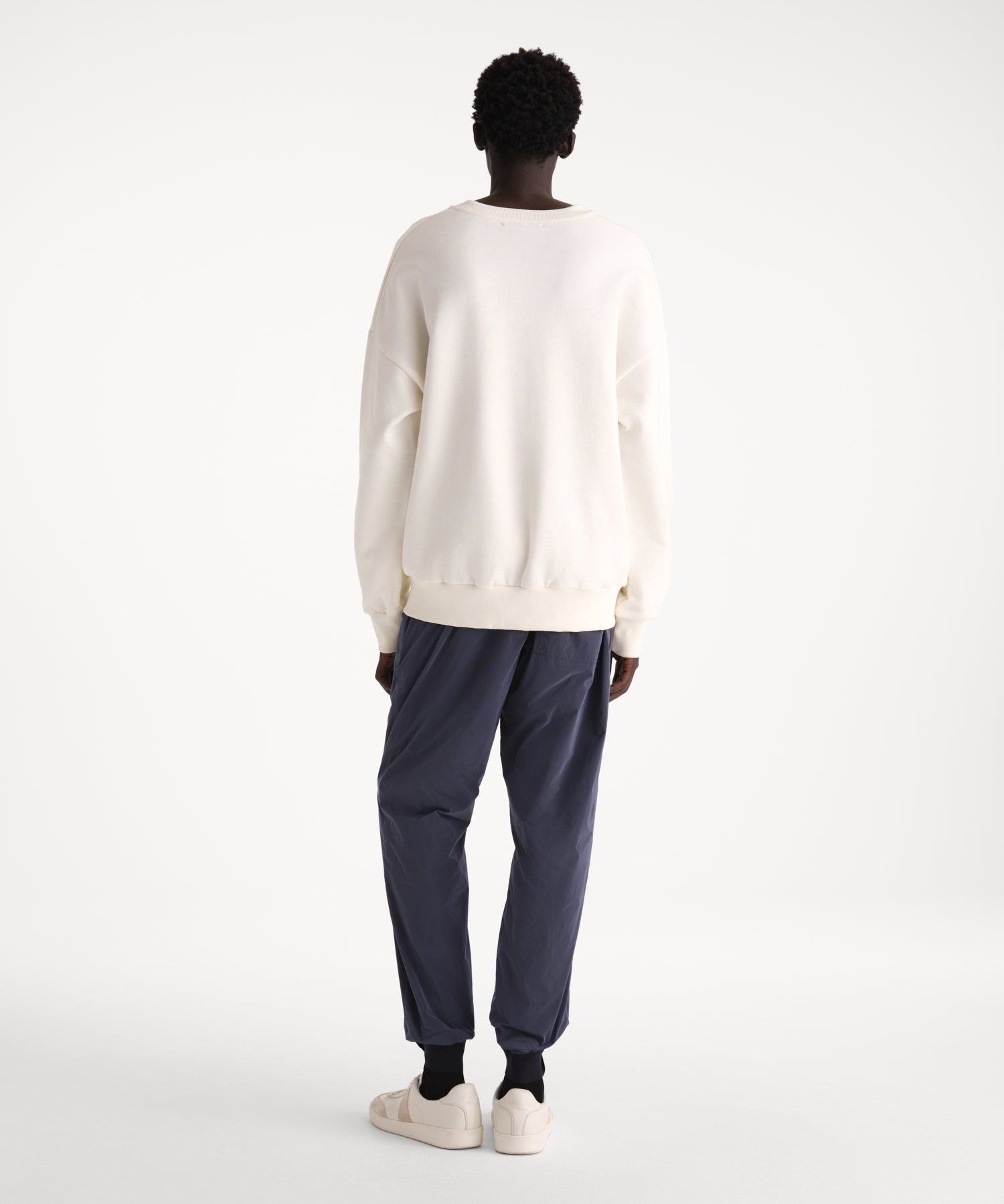 モデル身長186cm、着用サイズ3、着用カラーWHITE
