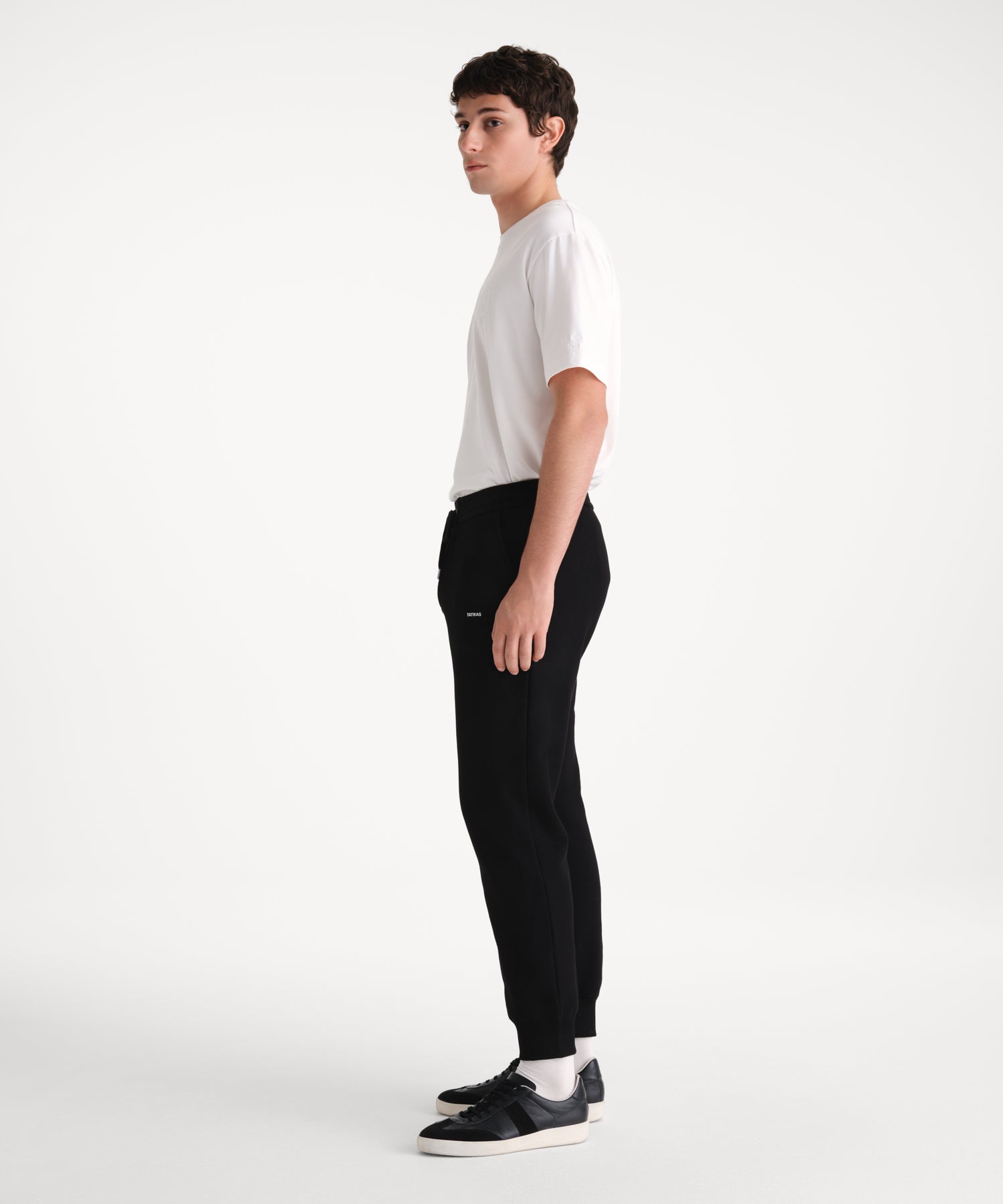 モデル身長185cm、着用サイズ3、着用カラーBLACK
