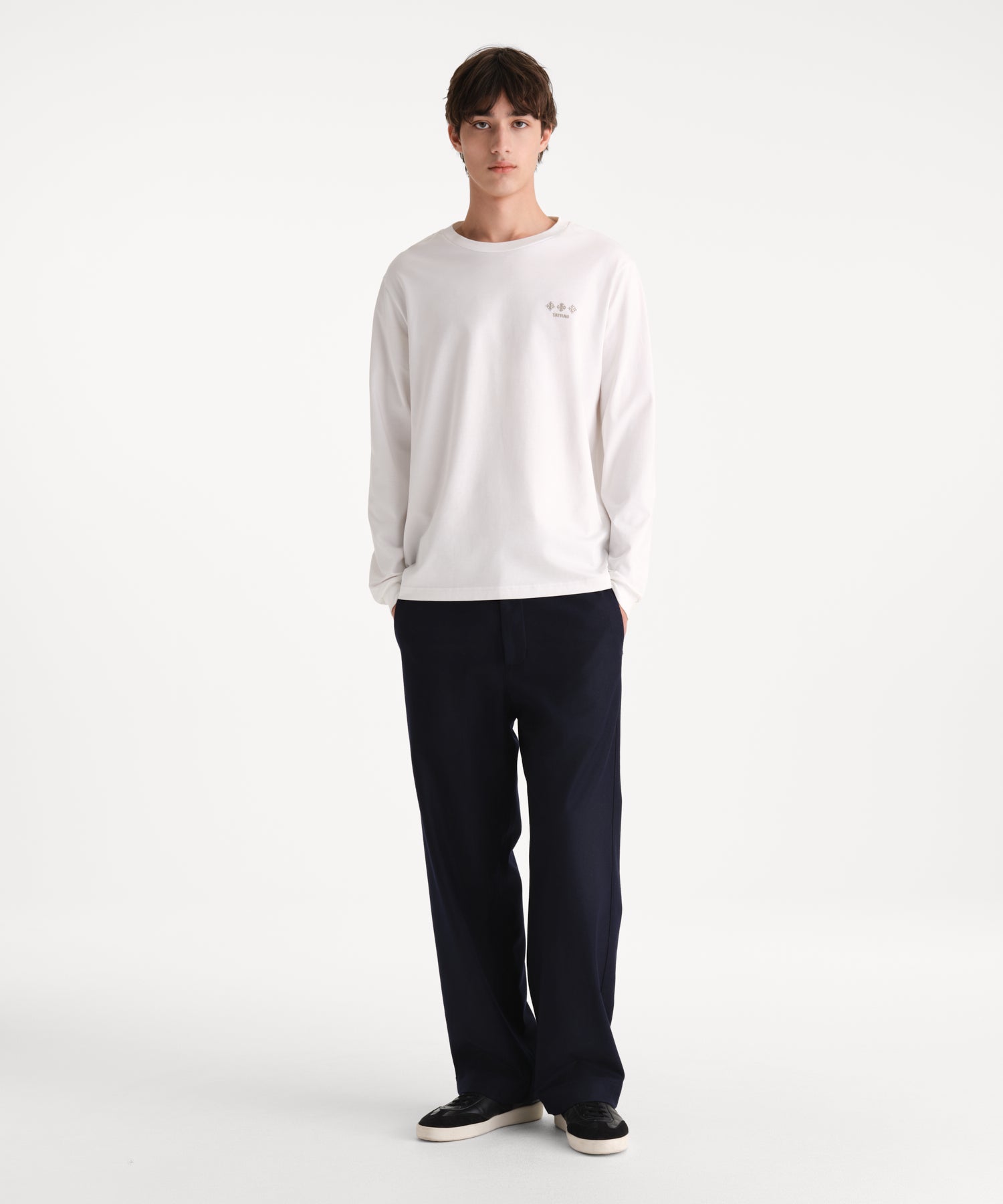 モデル身長190cm、着用サイズ3、着用カラーWHITE