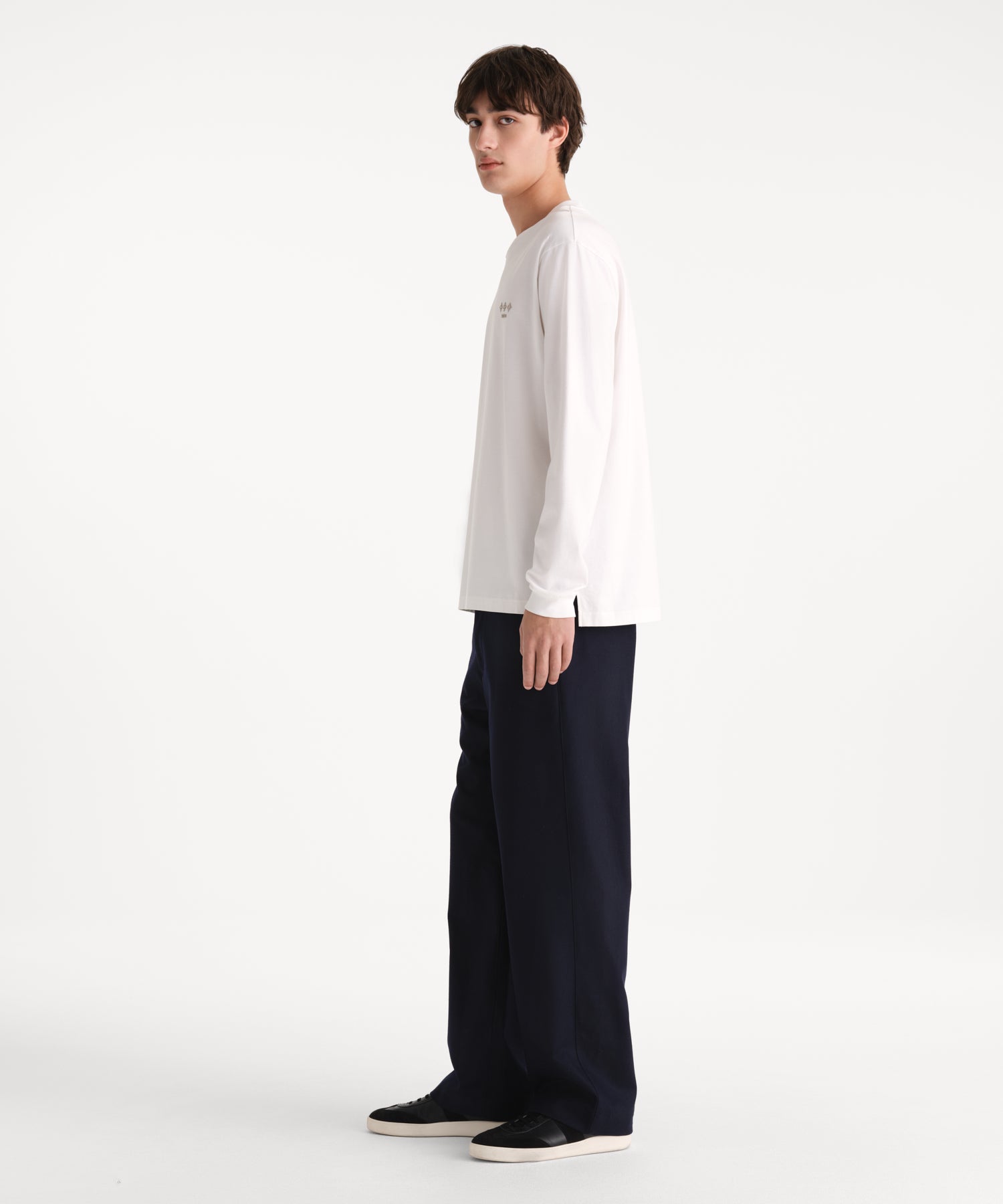 モデル身長190cm、着用サイズ3、着用カラーWHITE